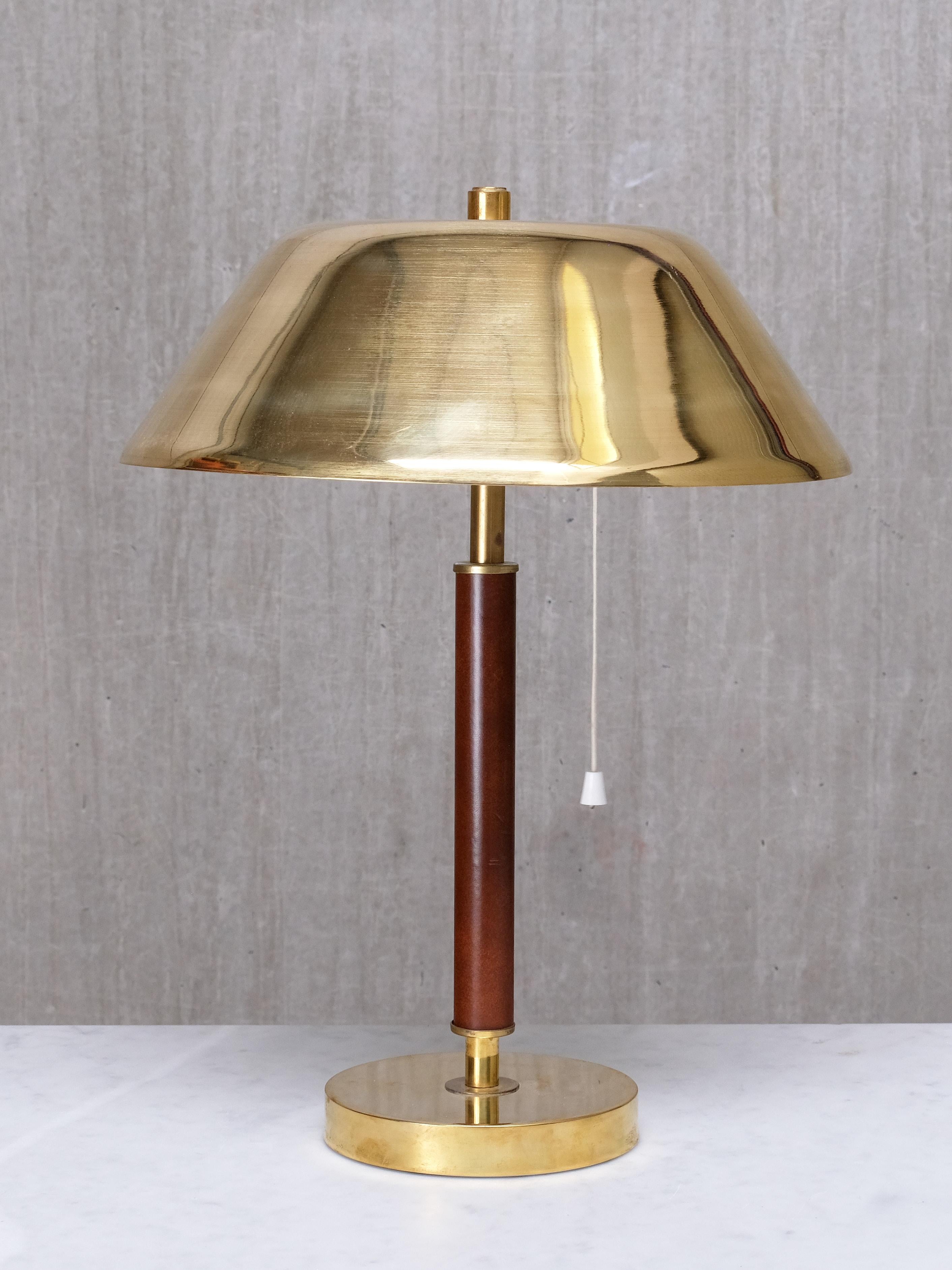 Paire de lampes de table Falkenbergs Belysning 6422, laiton et cuir, Suède, années 1950 Bon état - En vente à The Hague, NL