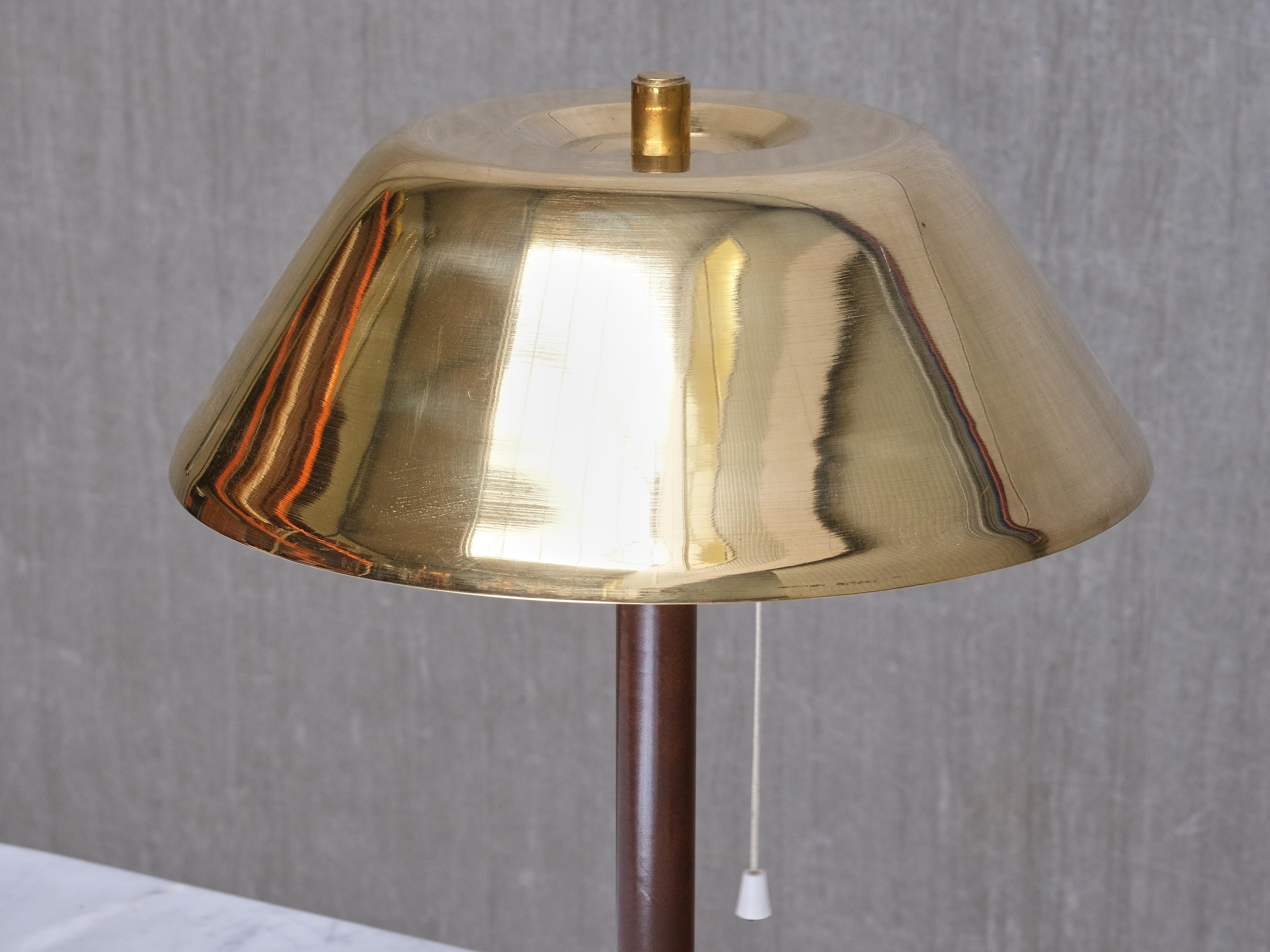Milieu du XXe siècle Paire de lampes de table Falkenbergs Belysning 6422, laiton et cuir, Suède, années 1950 en vente