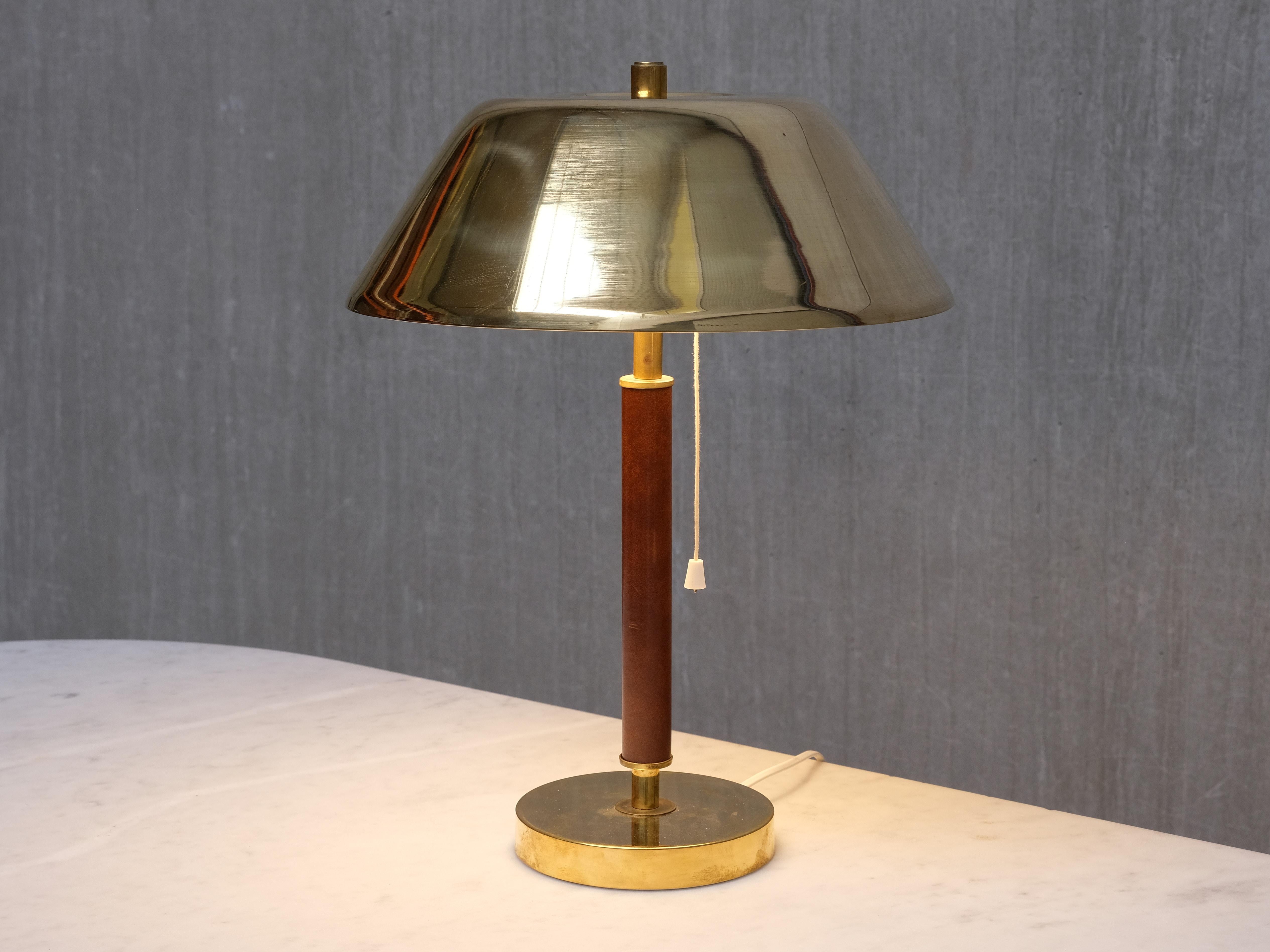 Laiton Paire de lampes de table Falkenbergs Belysning 6422, laiton et cuir, Suède, années 1950 en vente