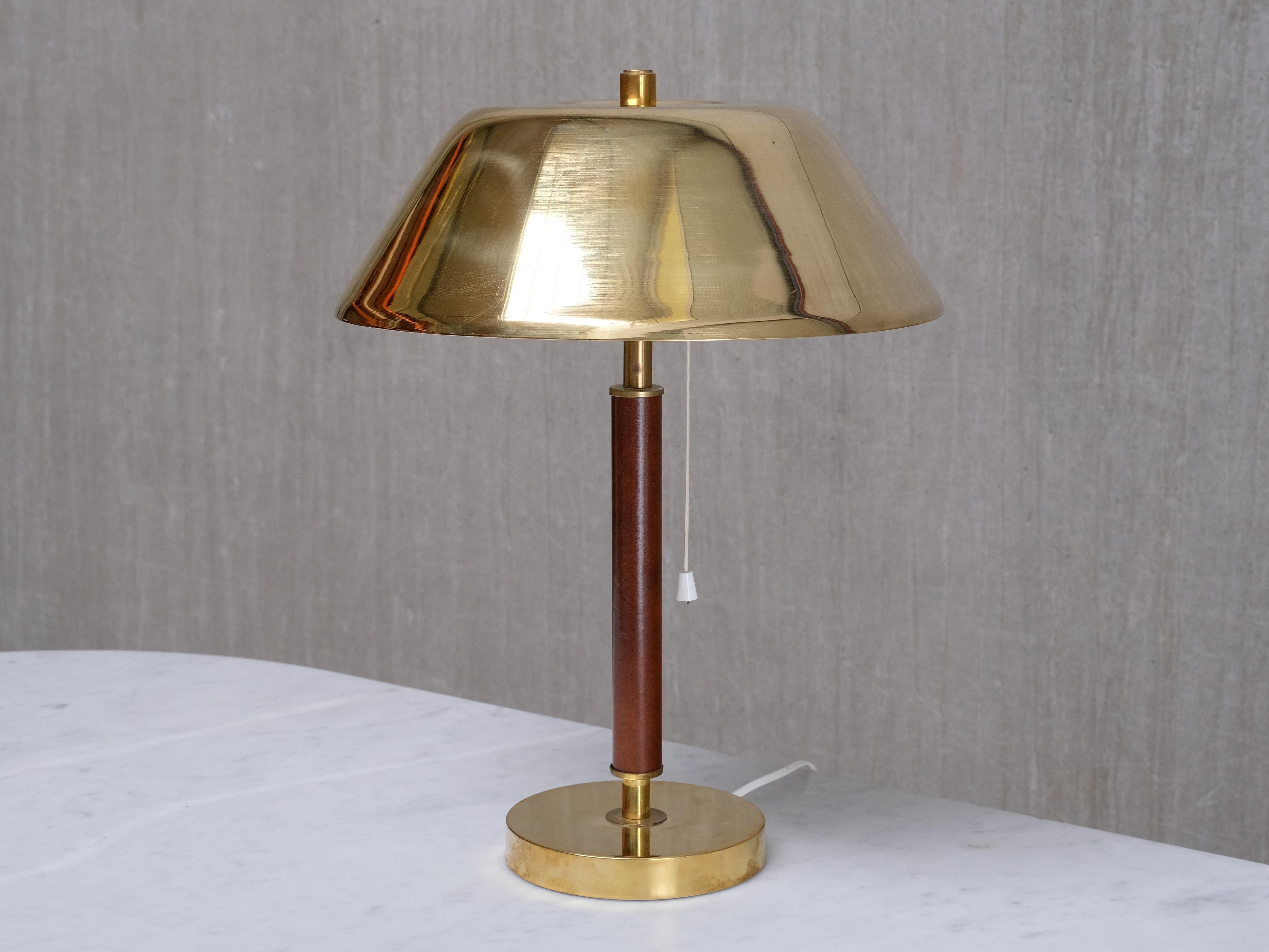 Paire de lampes de table Falkenbergs Belysning 6422, laiton et cuir, Suède, années 1950 en vente 2