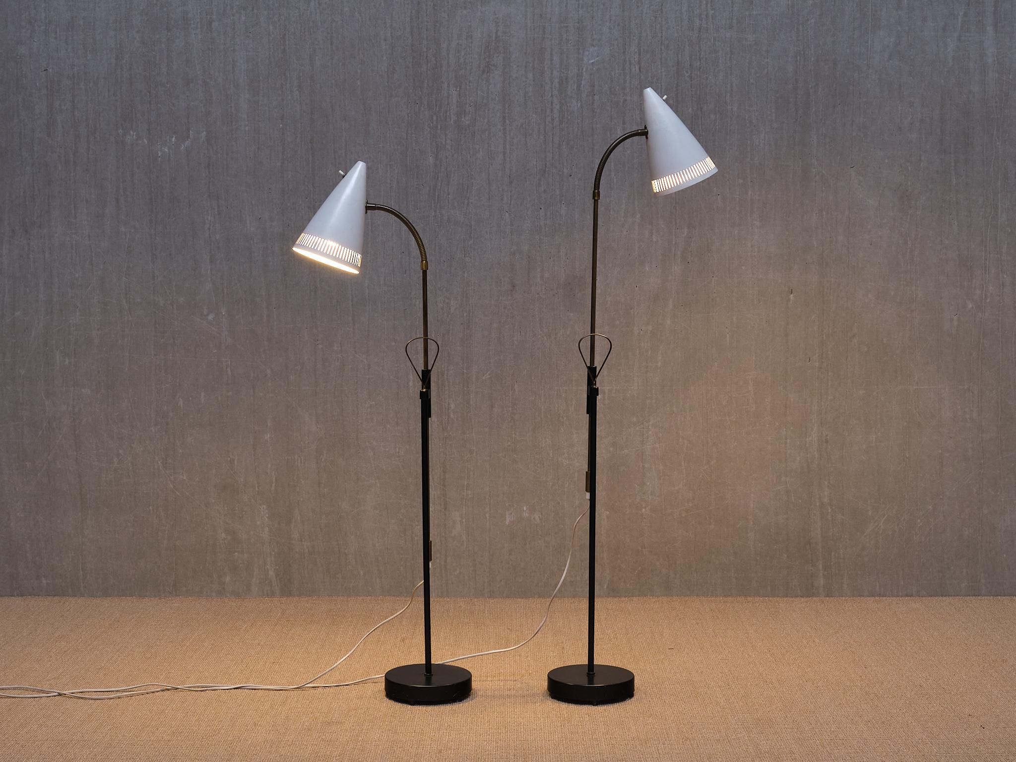Scandinave moderne Paire de lampadaires réglables Falkenbergs Belysning, modèle 7070, Suède, années 1960 en vente