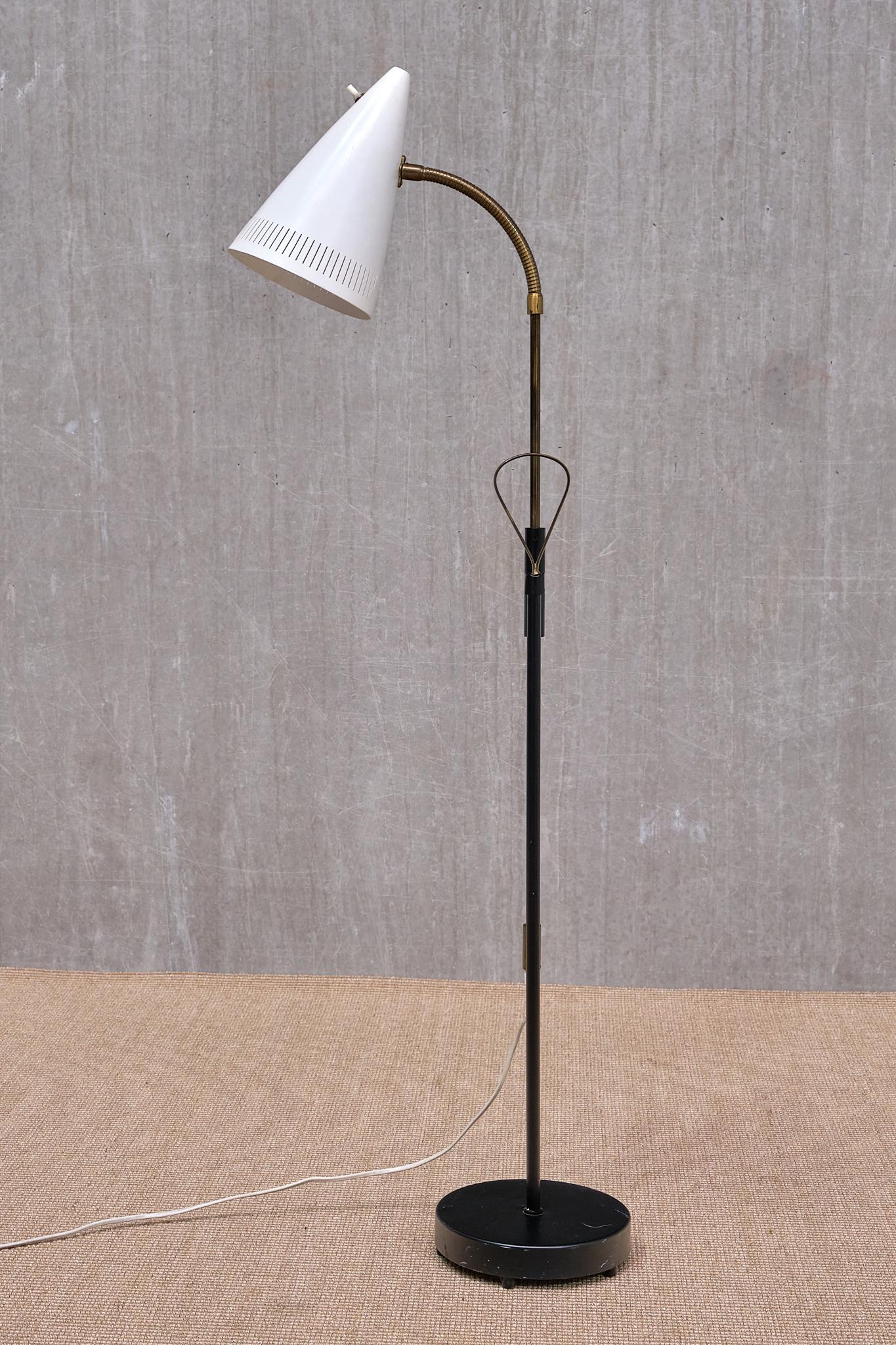 Paire de lampadaires réglables Falkenbergs Belysning, modèle 7070, Suède, années 1960 Bon état - En vente à The Hague, NL