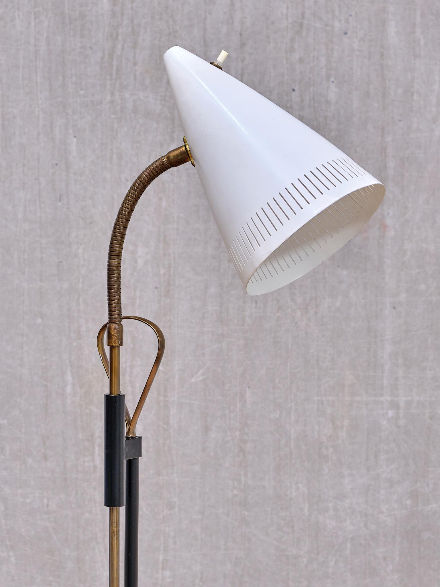 Milieu du XXe siècle Paire de lampadaires réglables Falkenbergs Belysning, modèle 7070, Suède, années 1960 en vente