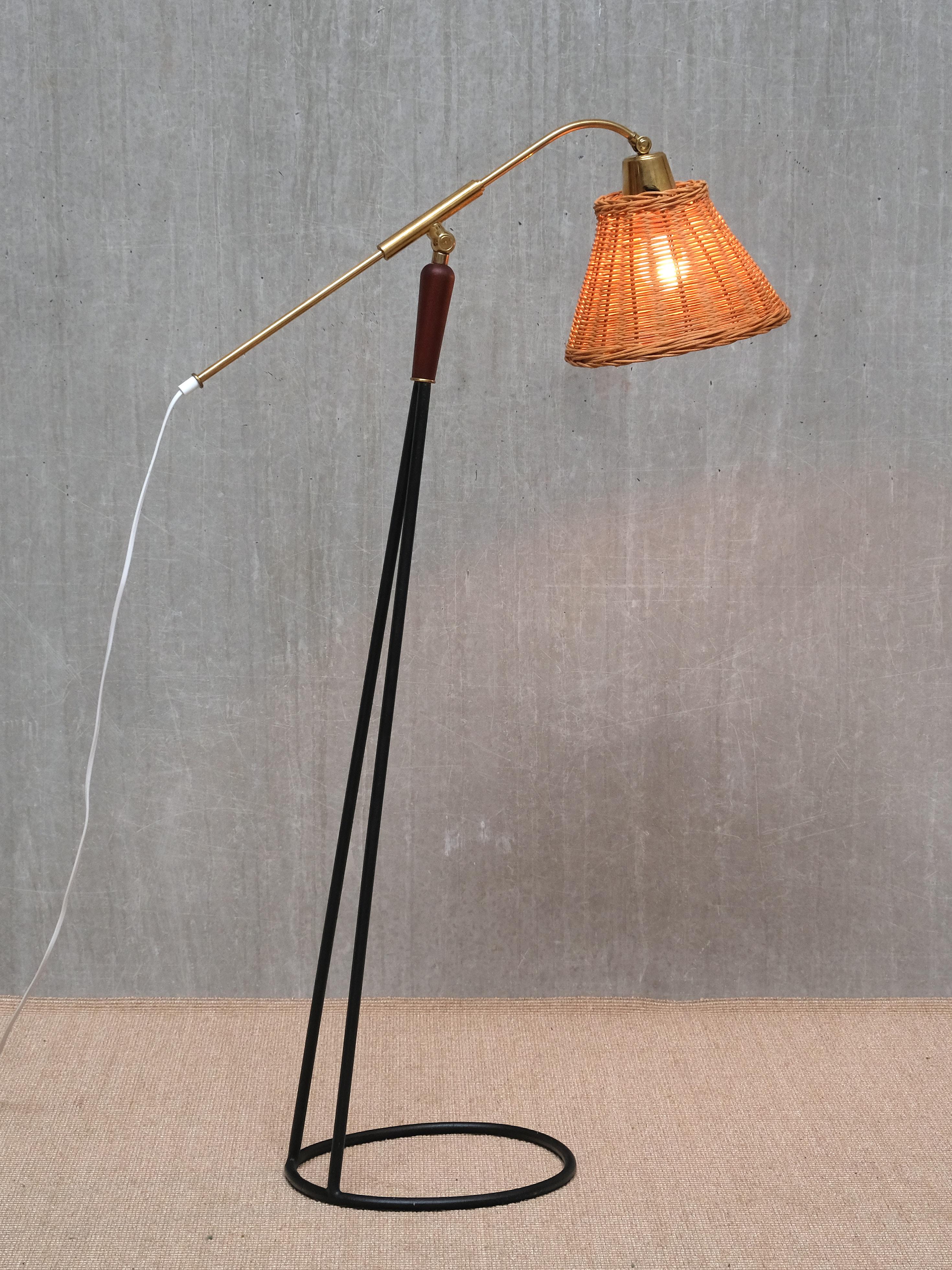 Pareja de lámparas de pie Falkenbergs Belysning, latón, ratán y metal, Suecia Años 50 en venta 5