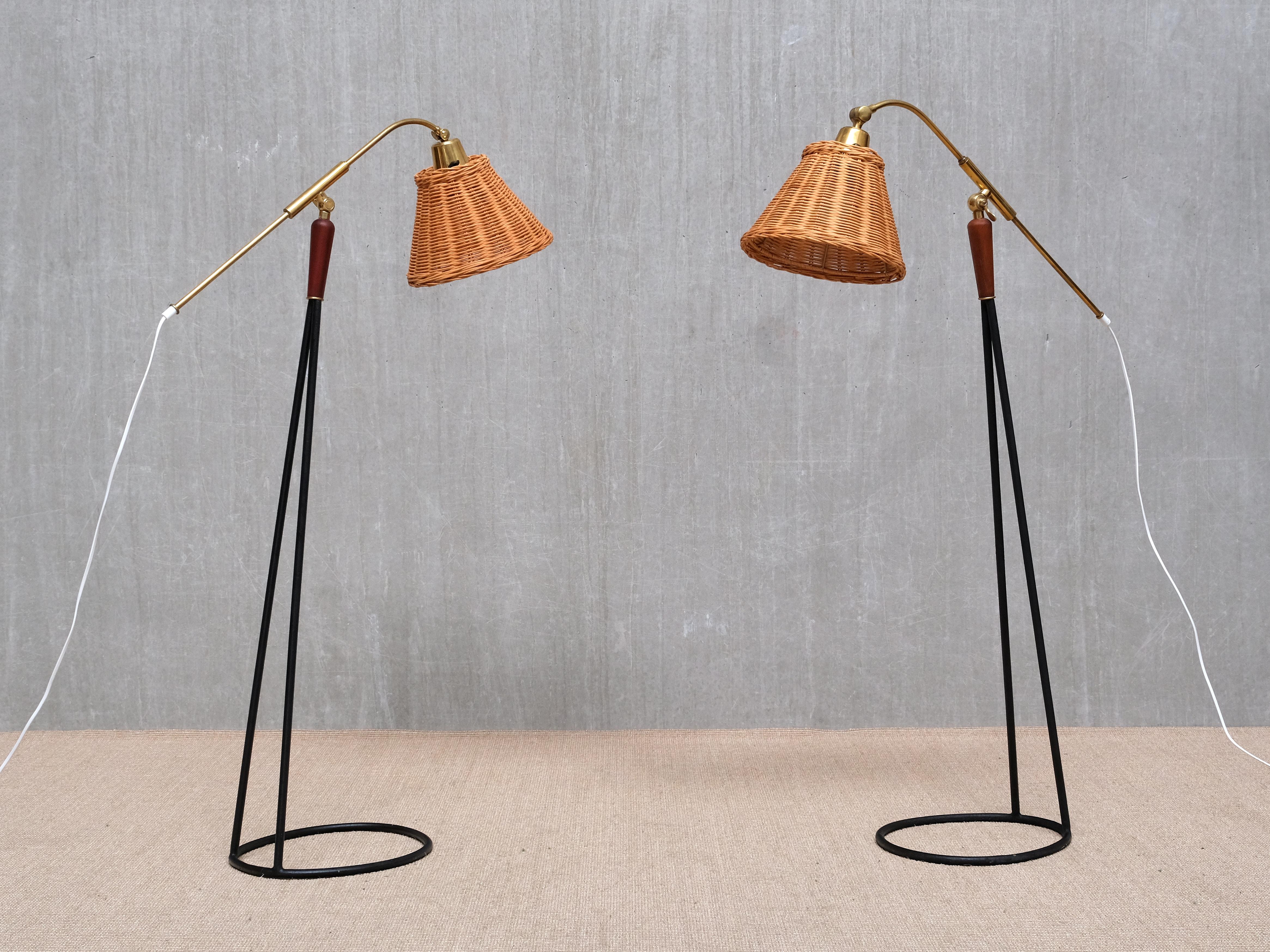 Este excepcional par de lámparas de pie fue fabricado por Falkenbergs Belysning en Suecia durante la década de 1950. Cada lámpara lleva las iniciales del fabricante, 