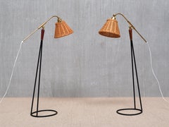 Pareja de lámparas de pie Falkenbergs Belysning, latón, ratán y metal, Suecia Años 50