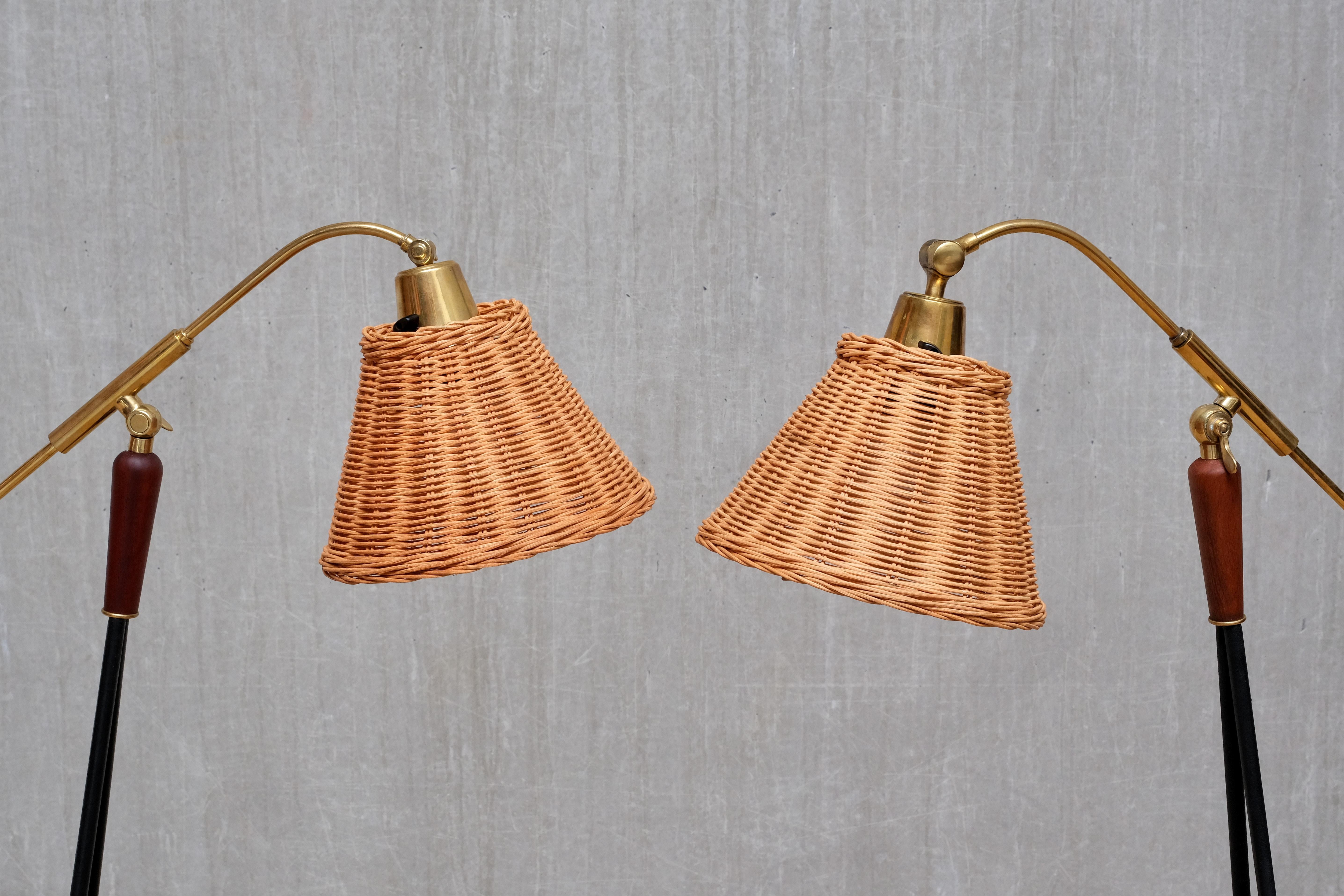 Pareja de lámparas de pie Falkenbergs Belysning, latón, ratán y metal, Suecia Años 50 Escandinavo moderno en venta