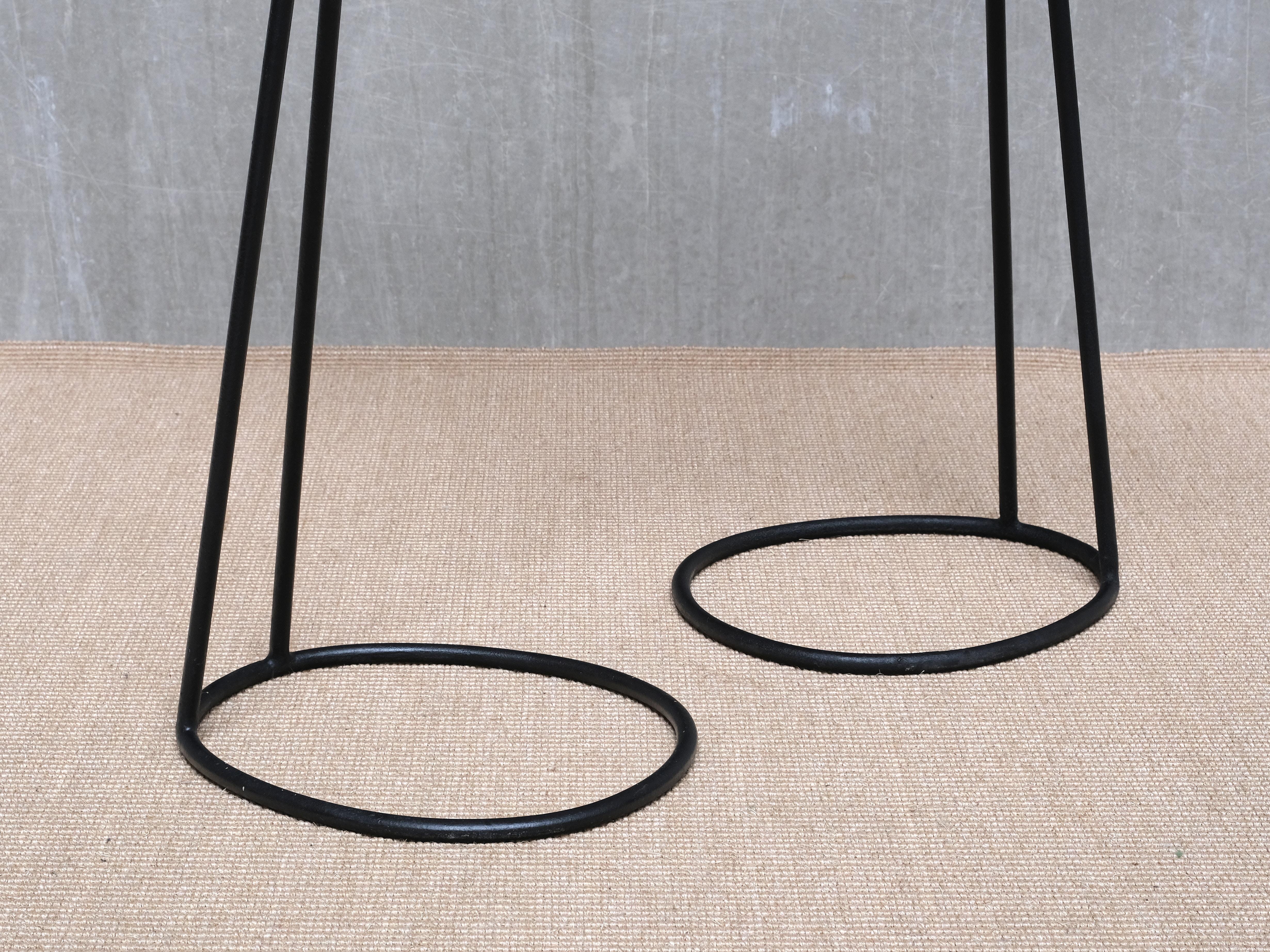 Pareja de lámparas de pie Falkenbergs Belysning, latón, ratán y metal, Suecia Años 50 en Bueno estado para la venta en The Hague, NL