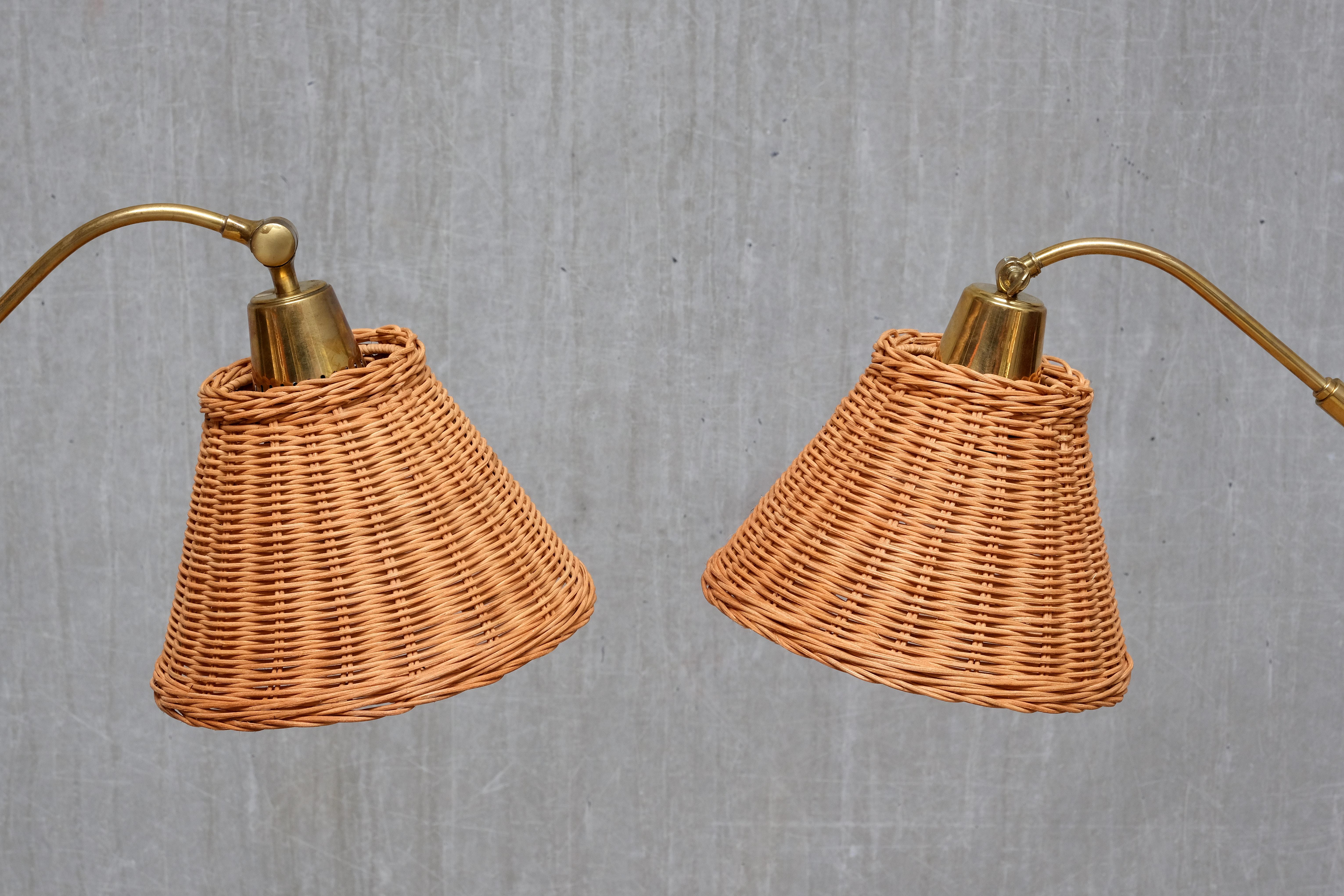 Pareja de lámparas de pie Falkenbergs Belysning, latón, ratán y metal, Suecia Años 50 en venta 1