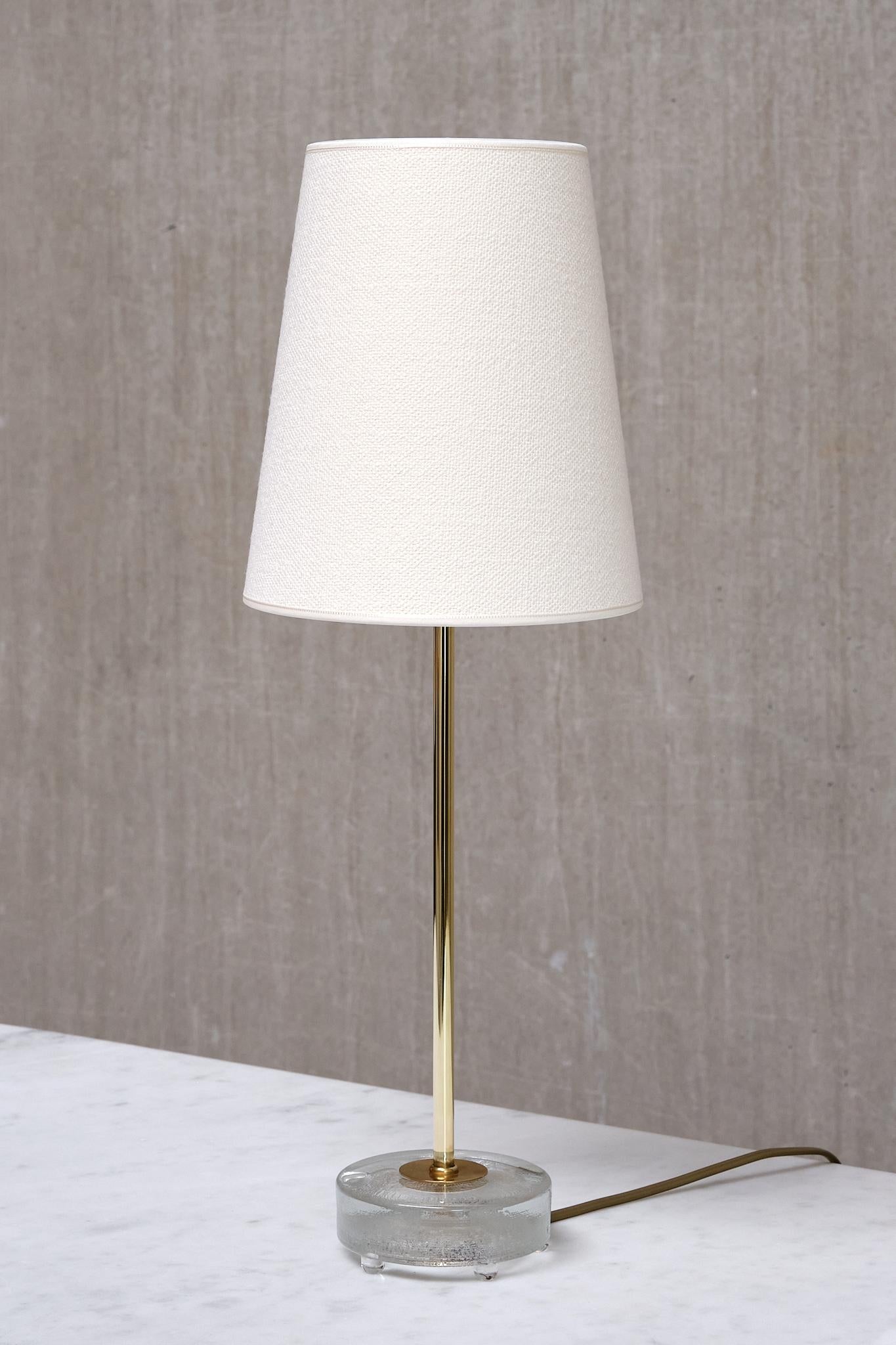 Scandinave moderne Paire de lampes de bureau Falkenbergs Belysning en laiton et verre, Suède, années 1960 en vente