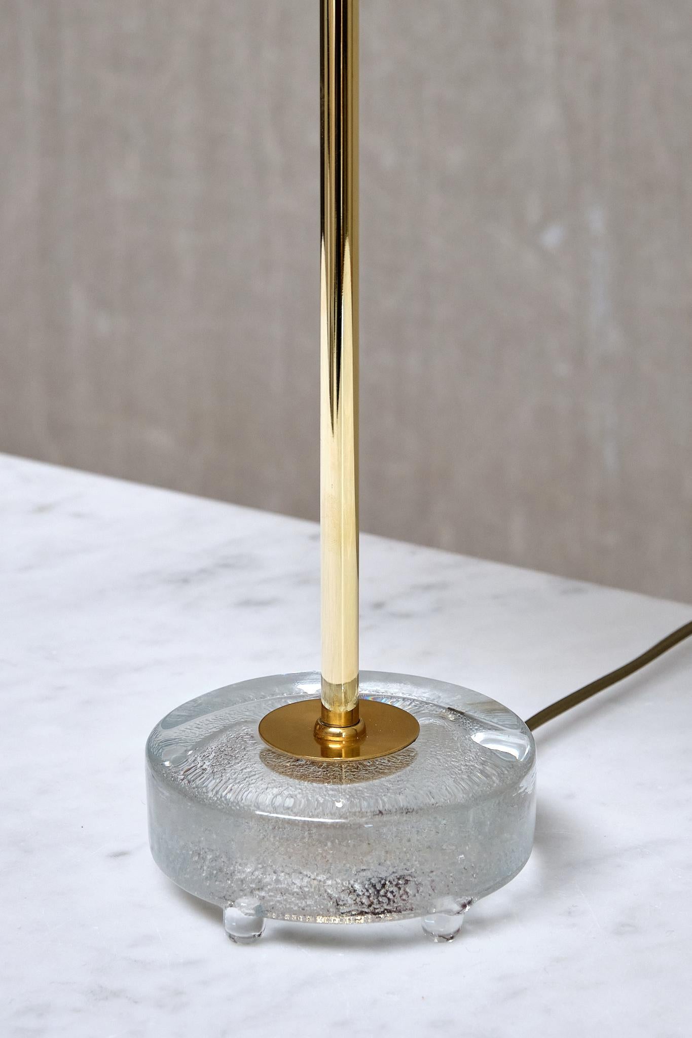 Suédois Paire de lampes de bureau Falkenbergs Belysning en laiton et verre, Suède, années 1960 en vente