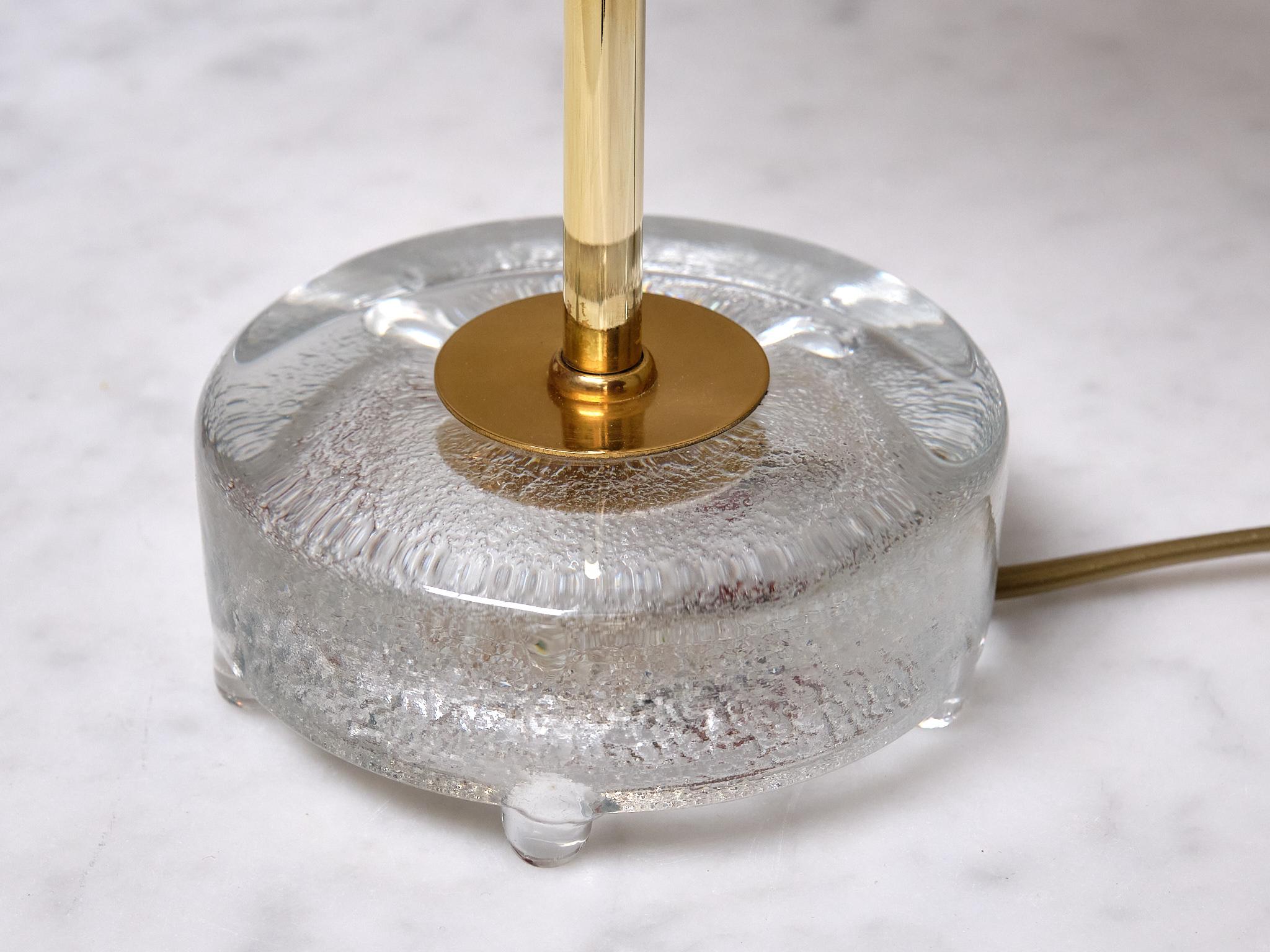 Paire de lampes de bureau Falkenbergs Belysning en laiton et verre, Suède, années 1960 Bon état - En vente à The Hague, NL