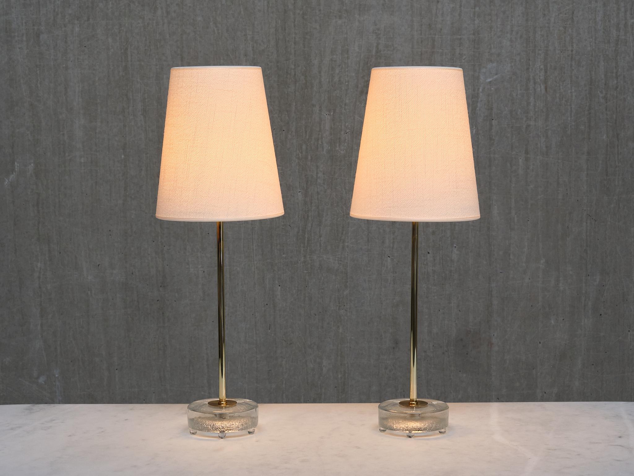 Milieu du XXe siècle Paire de lampes de bureau Falkenbergs Belysning en laiton et verre, Suède, années 1960 en vente