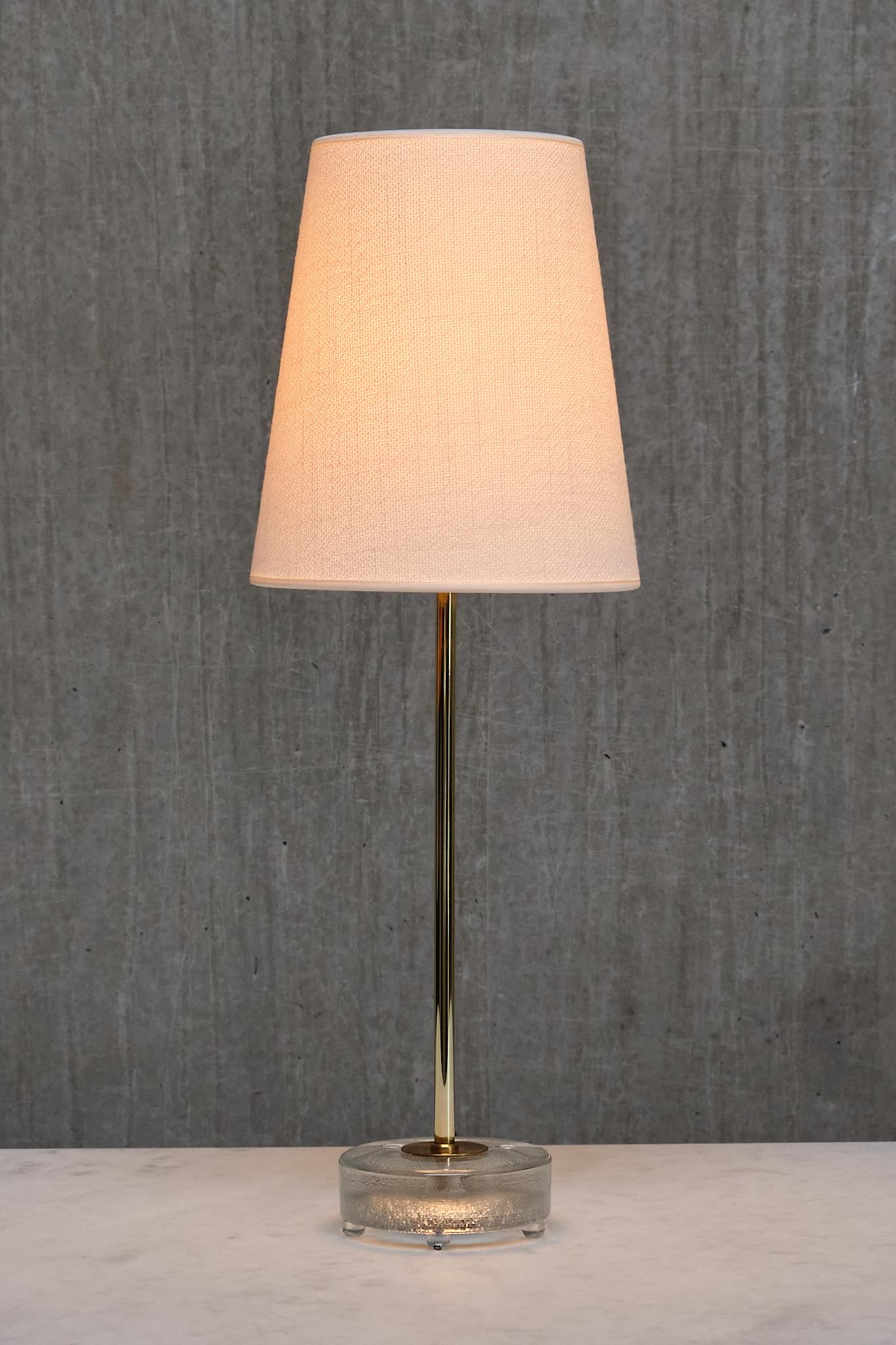 Verre Paire de lampes de bureau Falkenbergs Belysning en laiton et verre, Suède, années 1960 en vente