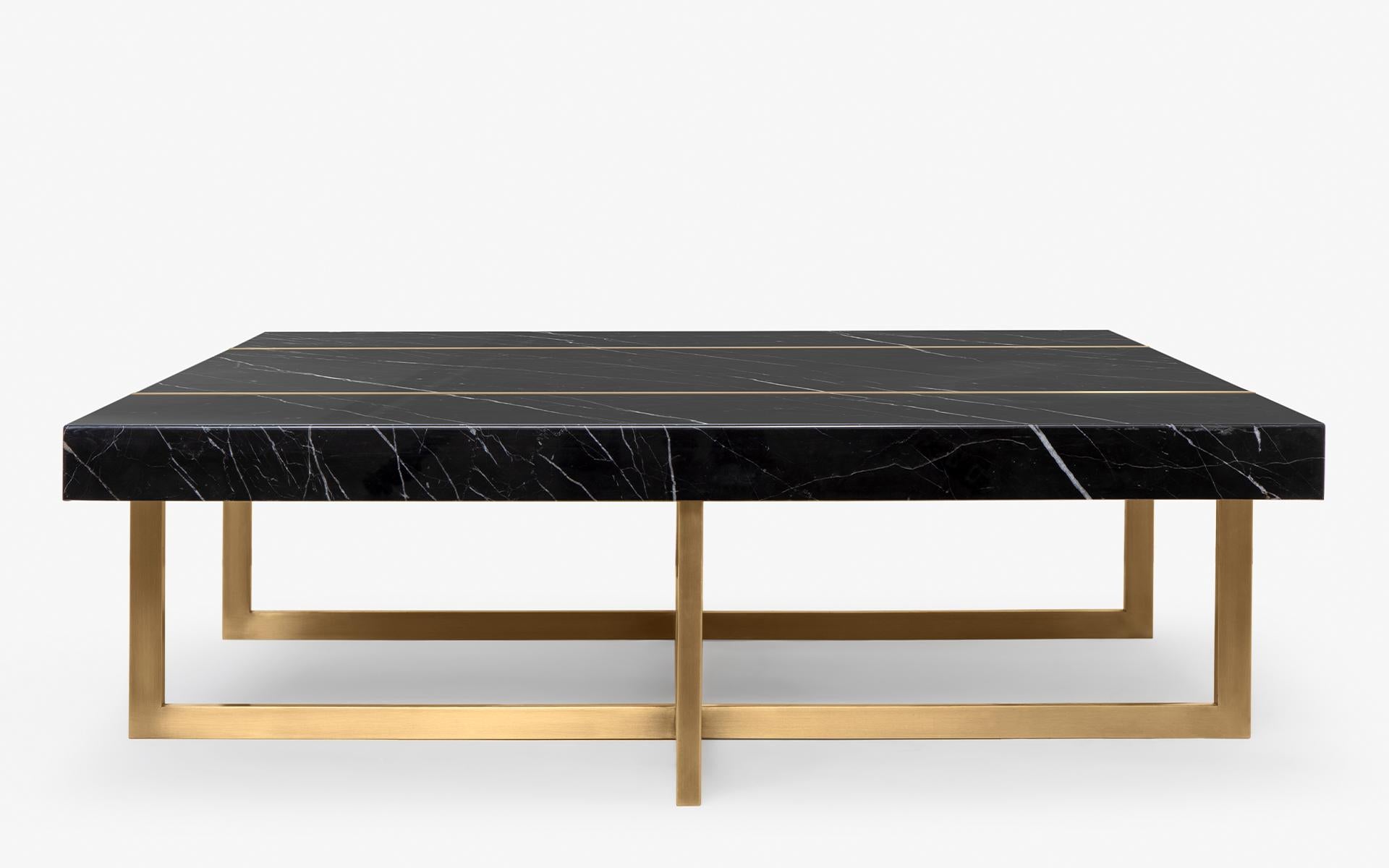 La table basse Famed, magnifiée par d'élégants pieds en laiton, prouve que chaque lieu peut faire un clin d'œil à son style grâce à ses options en marbre naturel et en bois. Les designs qui apportent instantanément de la modernité à l'ambiance de