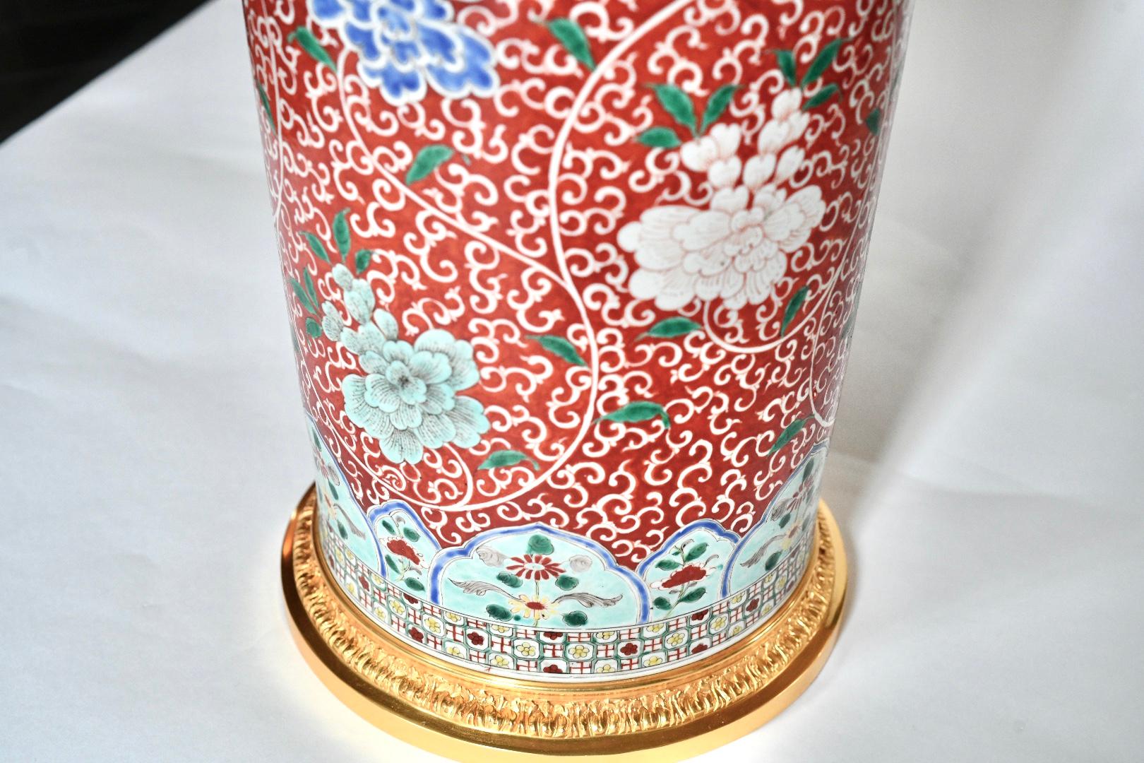 Paar Lampen aus Porzellan mit vergoldetem Messingfuß und Dekoration.
Bis zur Spitze der Porzellanvase, 21