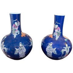 Paire de vases de la « Famille Rose » à fond bleu, représentant les Rois mages parmi les nuages. Chine