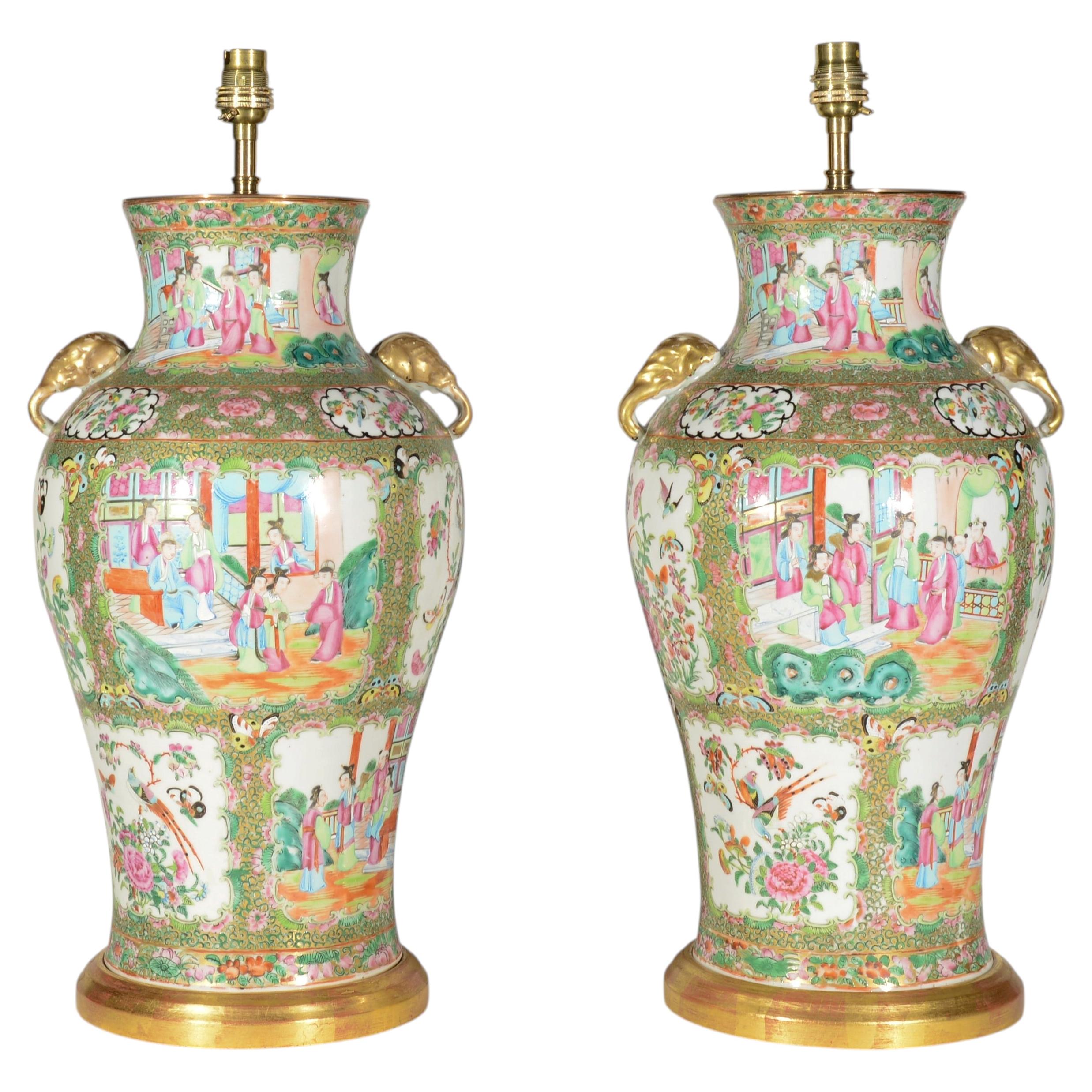 Par de lámparas de mesa chinas de porcelana esmaltada «Famille Rose» de Cantón, del siglo XIX