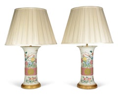 Par de lámparas de mesa chinas «gu» de estilo Famille Rose, de mediados del siglo XX