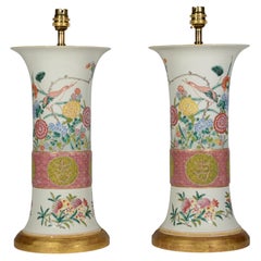 Par de lámparas de mesa chinas «gu» de estilo Famille Rose, de mediados del siglo XX