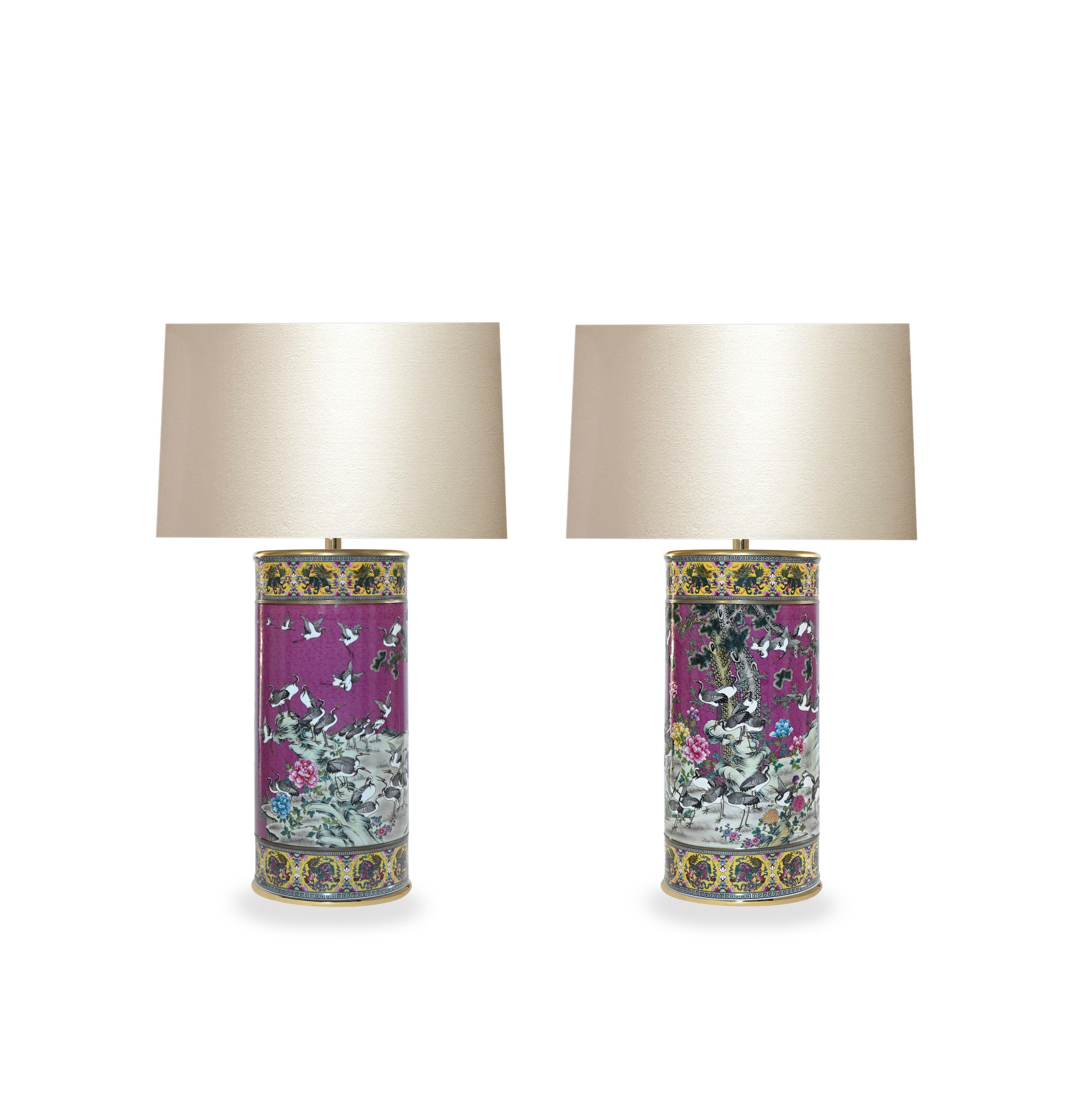 Paar Famille Rose Porzellanlampen mit fein gemalten Vögeln und Blumenblütendekor.
Bis zur Oberkante des Porzellans: 18.75