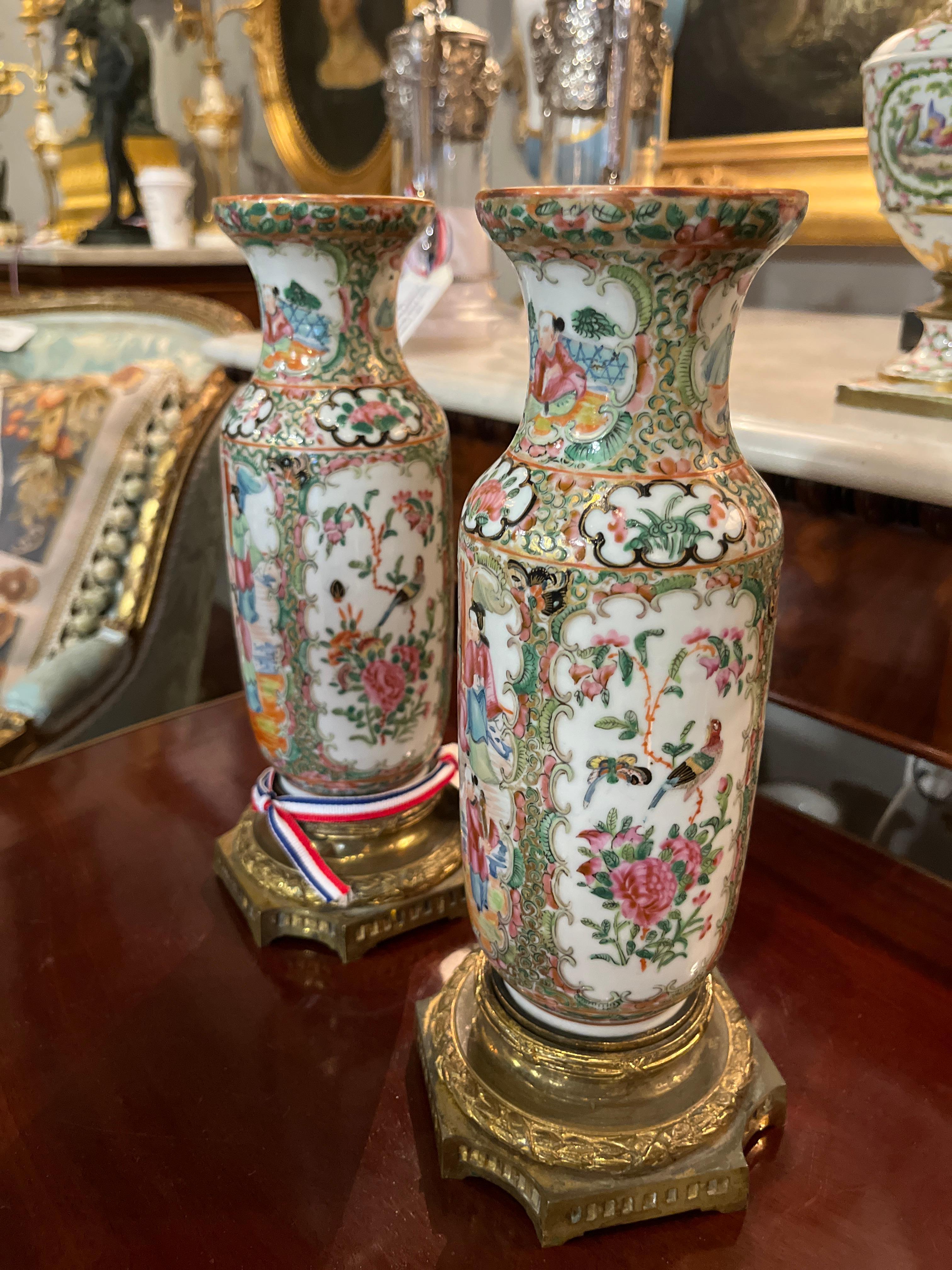 Coppia di vasi in porcellana Famille Rose Napoleone III con montatura in ormù
Bellissima coppia acquistata in Francia. Usura appropriata all'età, vedi foto dettagliate o scrivici per qualsiasi domanda. 