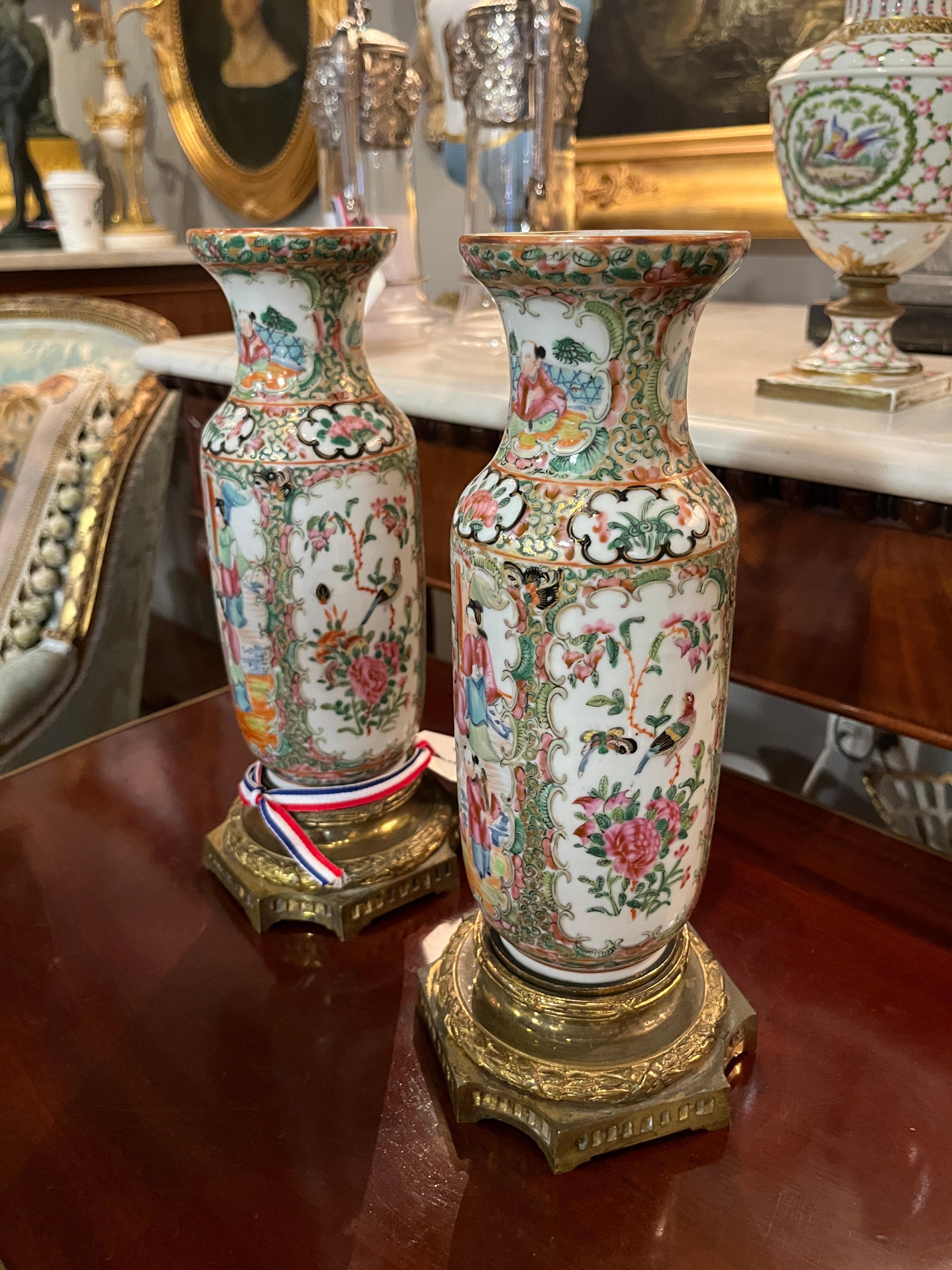 Francese Coppia di vasi in porcellana Famille Rose Napoleone III con montatura in ormù in vendita