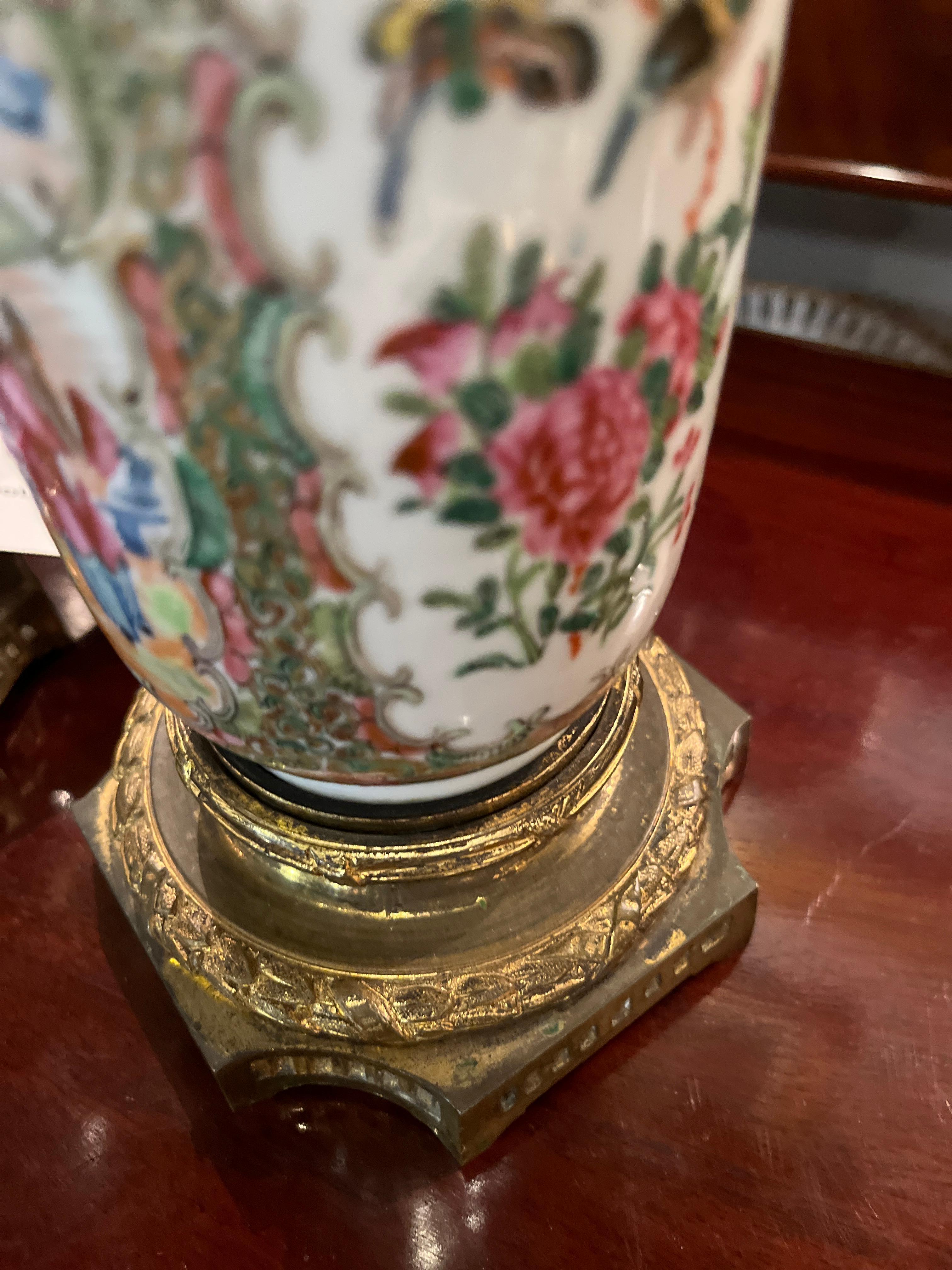 XIX secolo Coppia di vasi in porcellana Famille Rose Napoleone III con montatura in ormù in vendita