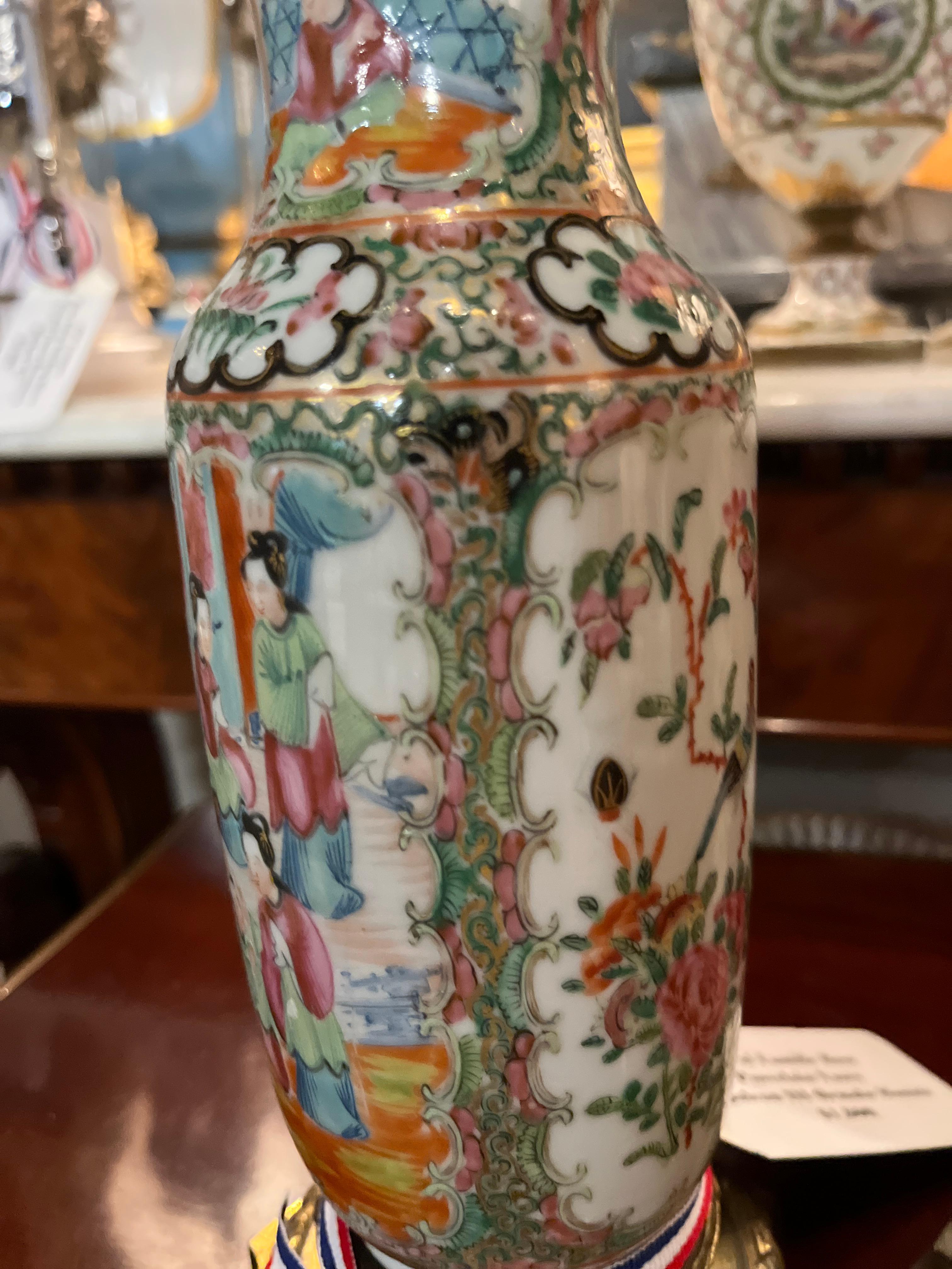 Porcellana Coppia di vasi in porcellana Famille Rose Napoleone III con montatura in ormù in vendita