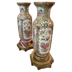 Pareja de Jarrones de Porcelana Famille Rose Napoleón III Monturas Ormolu