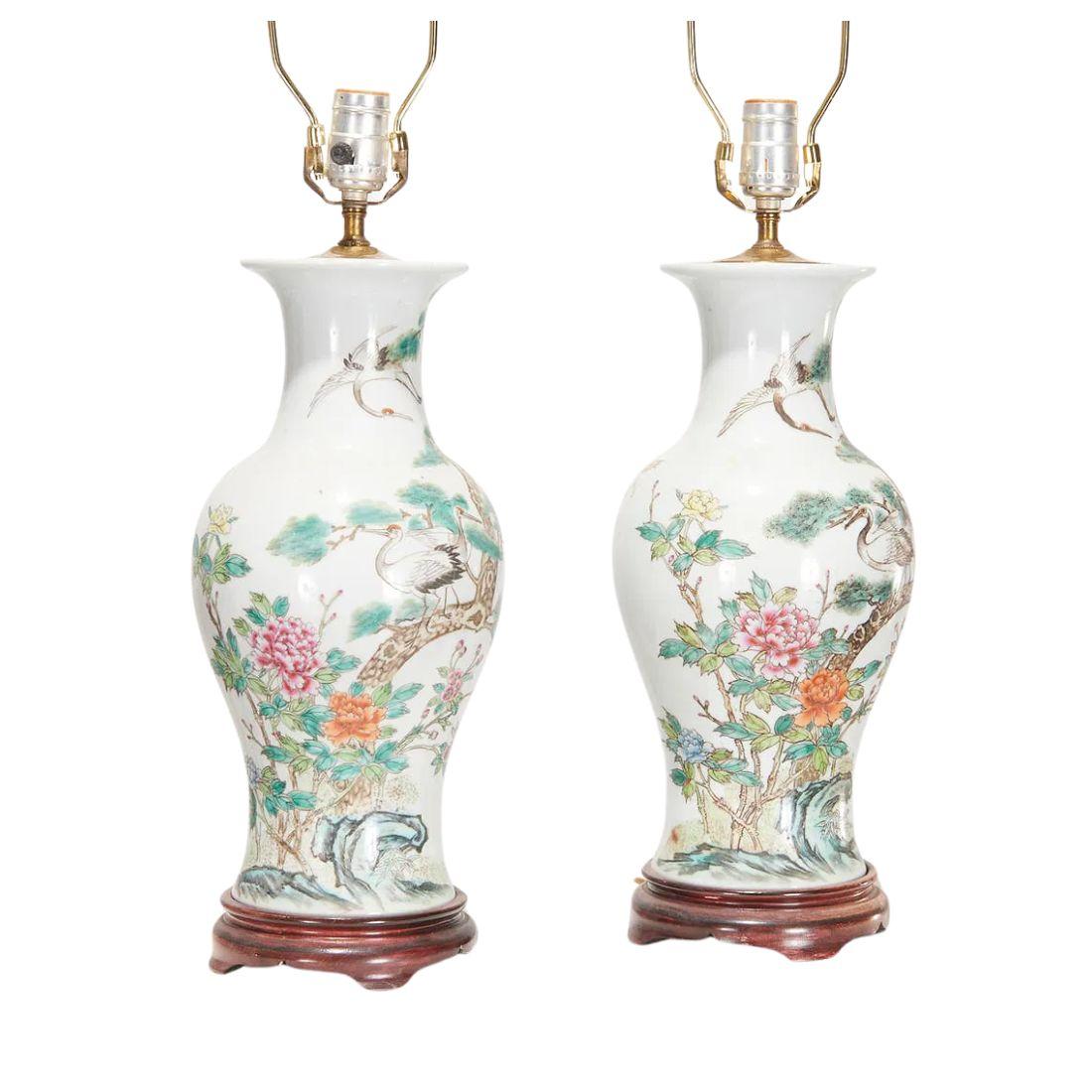 Paire de lampes chinoises Famille Verte sur base Wood Bon état - En vente à Locust Valley, NY