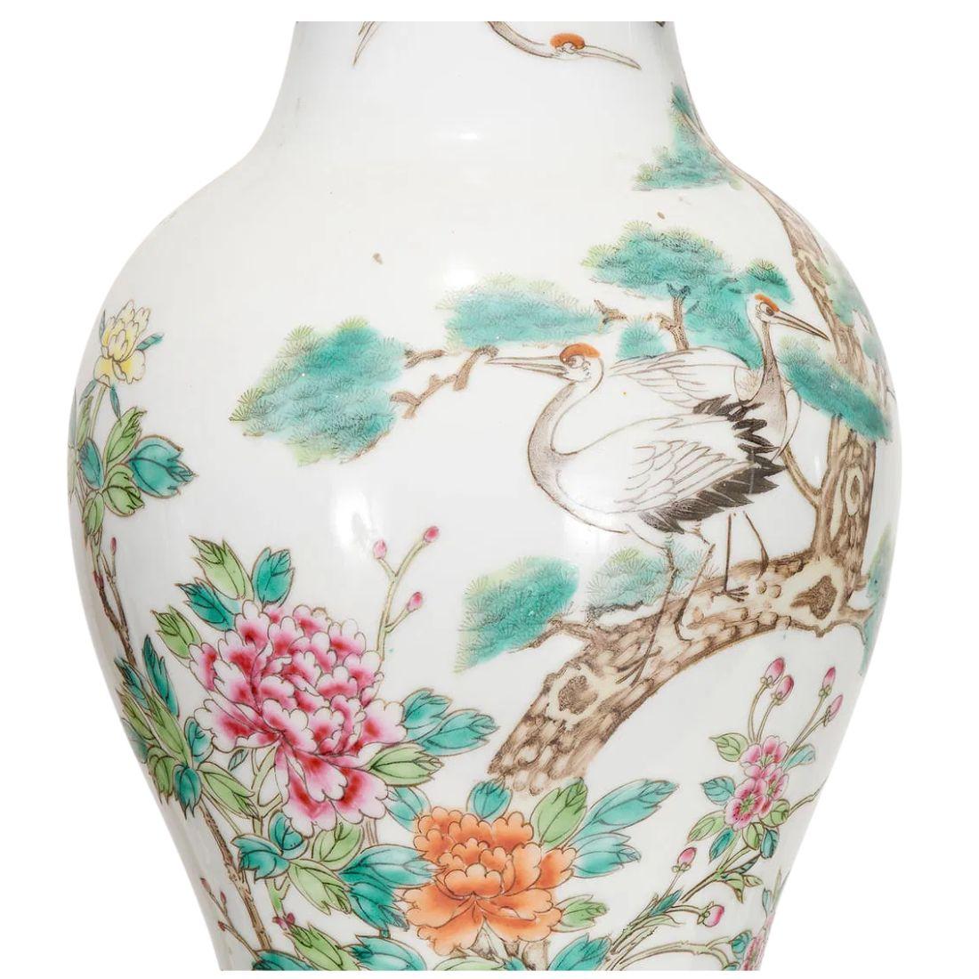 20ième siècle Paire de lampes chinoises Famille Verte sur base Wood en vente