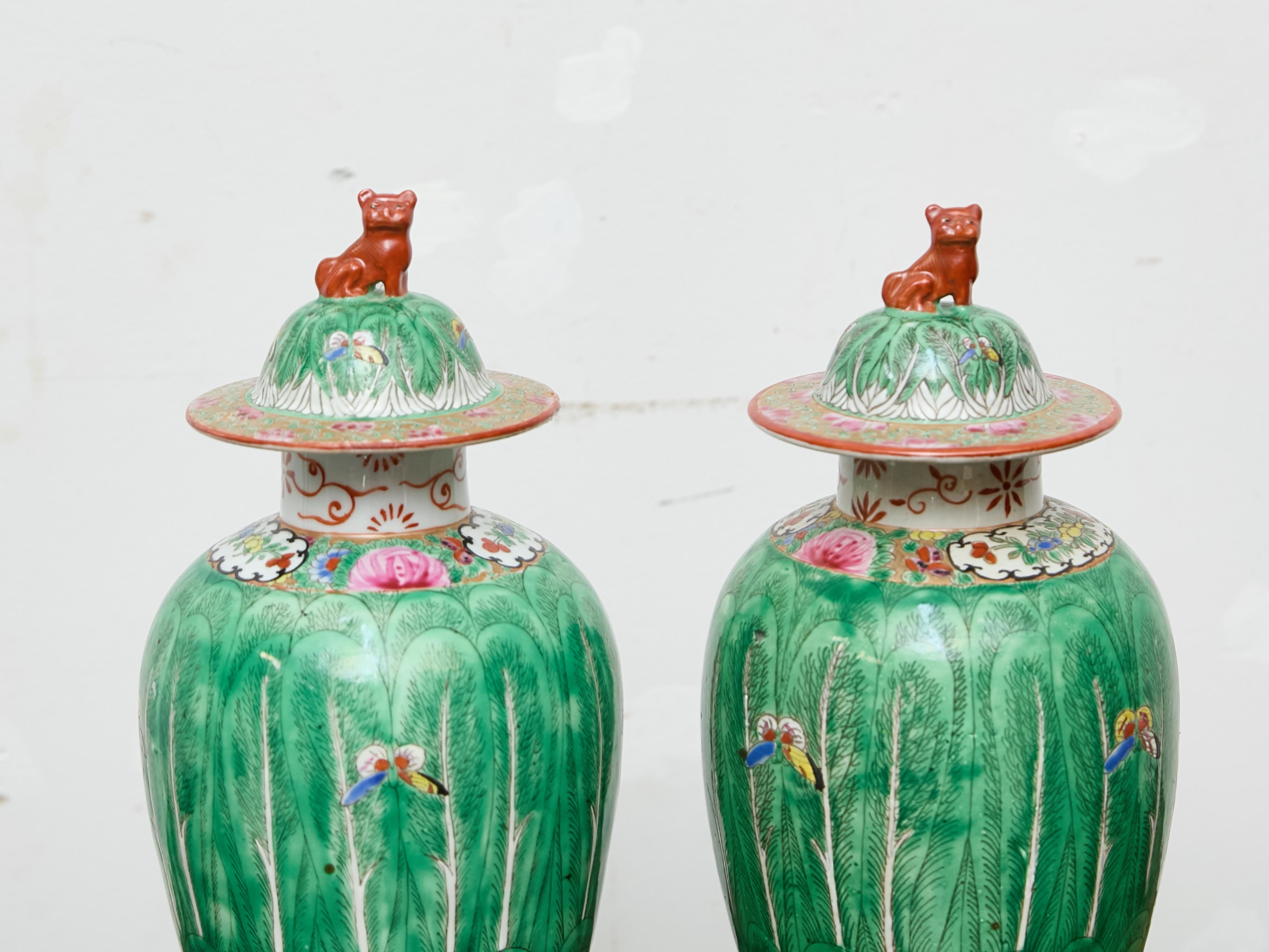 20th Century Pair of Famille Verte Lidded Vases with Butterflies and Lion Finials, circa 1920 For Sale