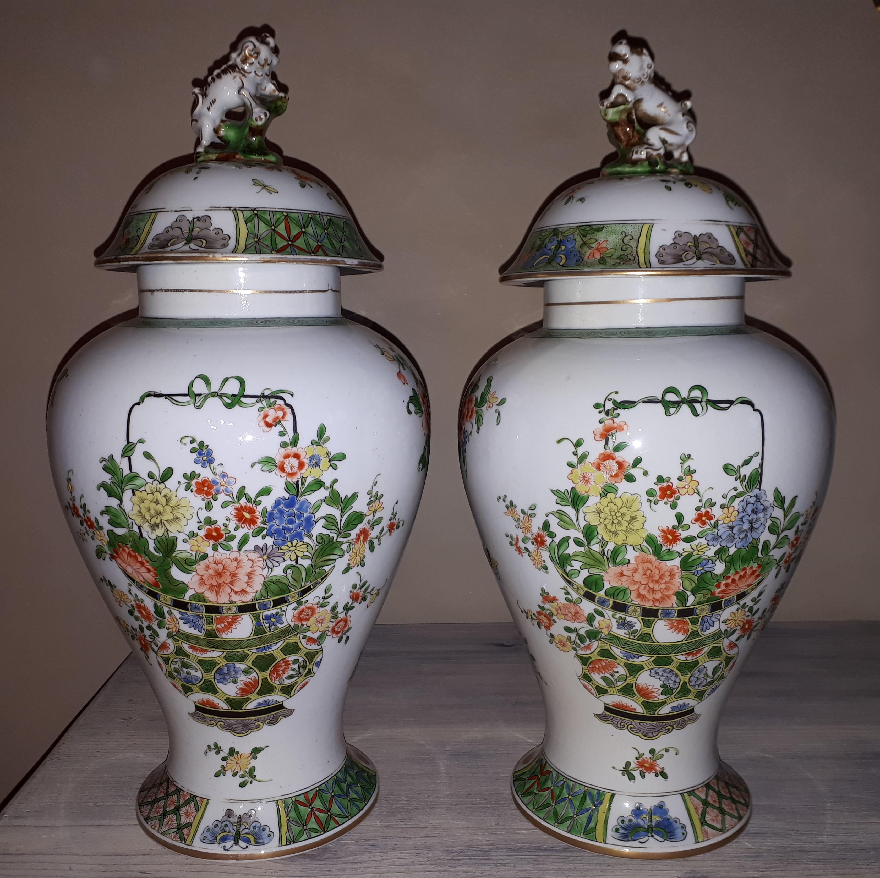 Pair of covered porcelain vases with Famille Verte enamels decorated with flowered baskets and birds among peonies.
Samson Manufacture, France late 19th - early 20th century.