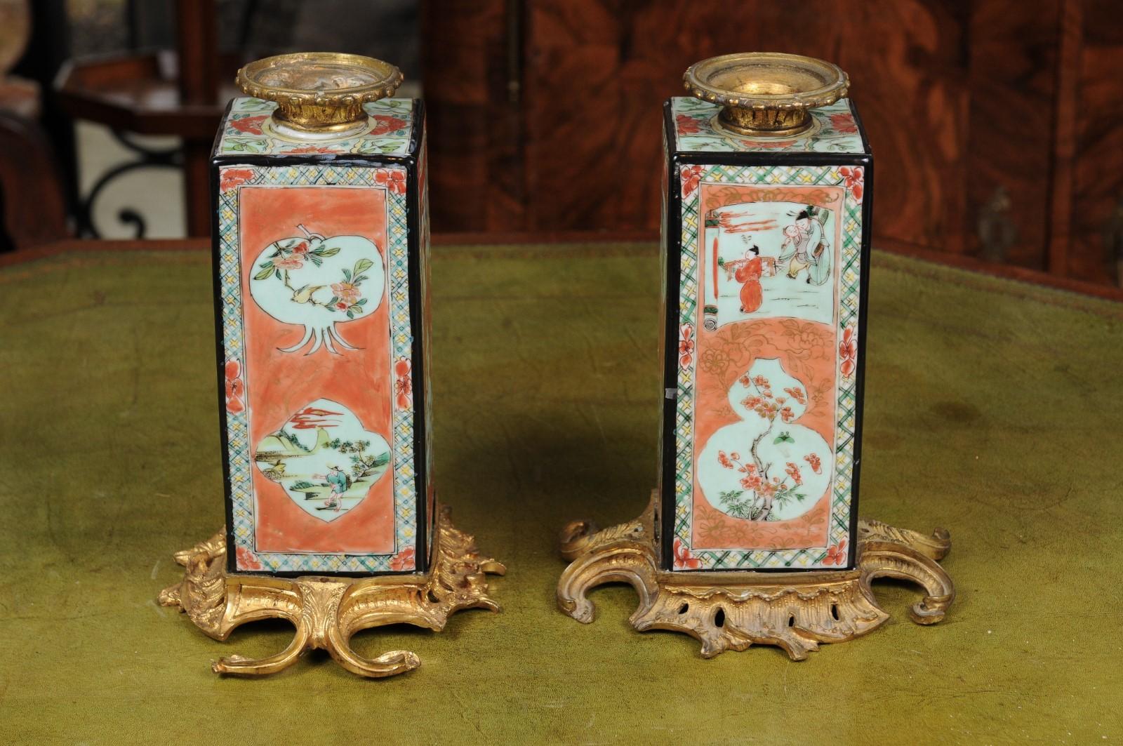 Porcelaine Paire de vases de style Famille Verte avec montures en bronze doré, début du XXe siècle, Chine en vente
