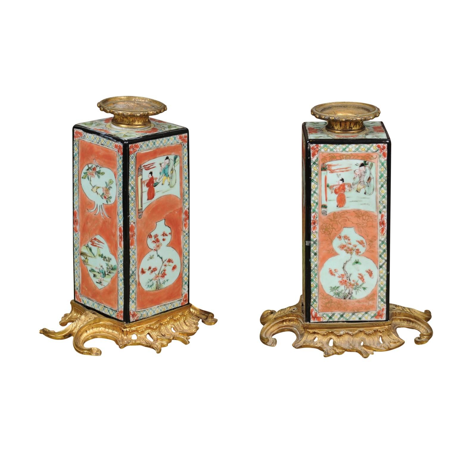 Pareja de Jarrones Estilo Famille Verte con Monturas de Ormolu, Principios del Siglo XX China