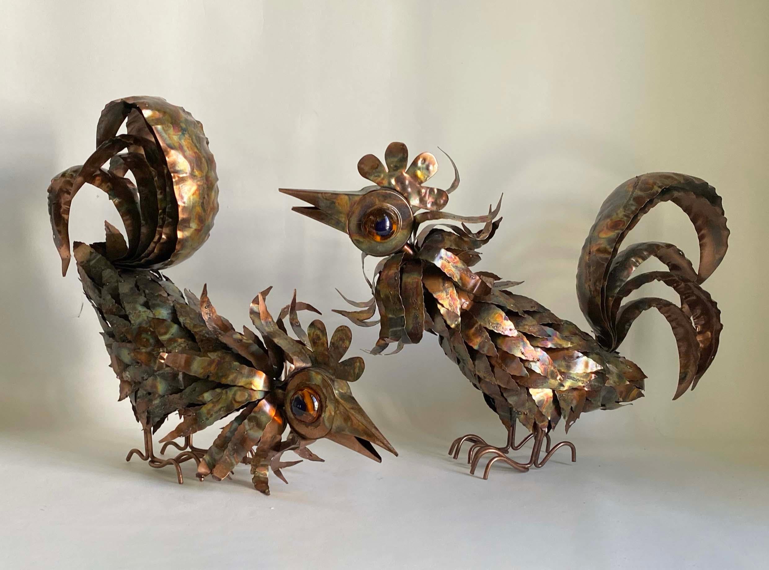 Aquí tienes un par de extravagantes gallos de metal de Curtis Jere: digamos que son unos pollos de lo más divertidos. Los pájaros están hechos de metal cortado y parecen chapados en cobre tratado después para darles un acabado iridiscente que