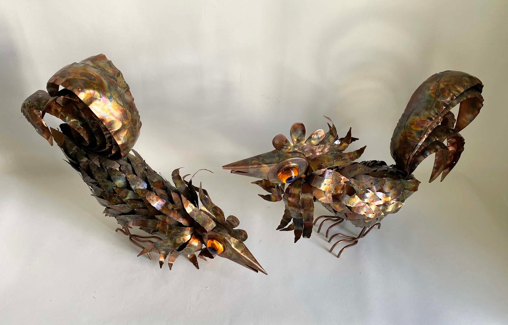 Pareja de graciosos gallos de metal Curtis Jere Metal en venta
