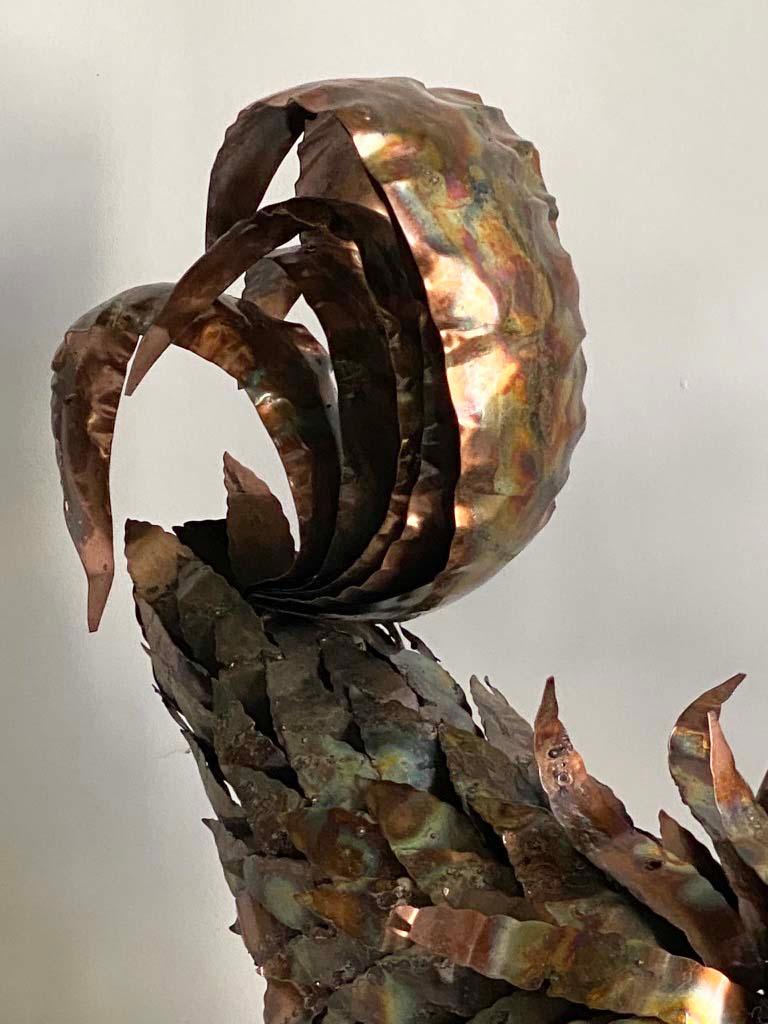 Pareja de graciosos gallos de metal Curtis Jere en venta 2