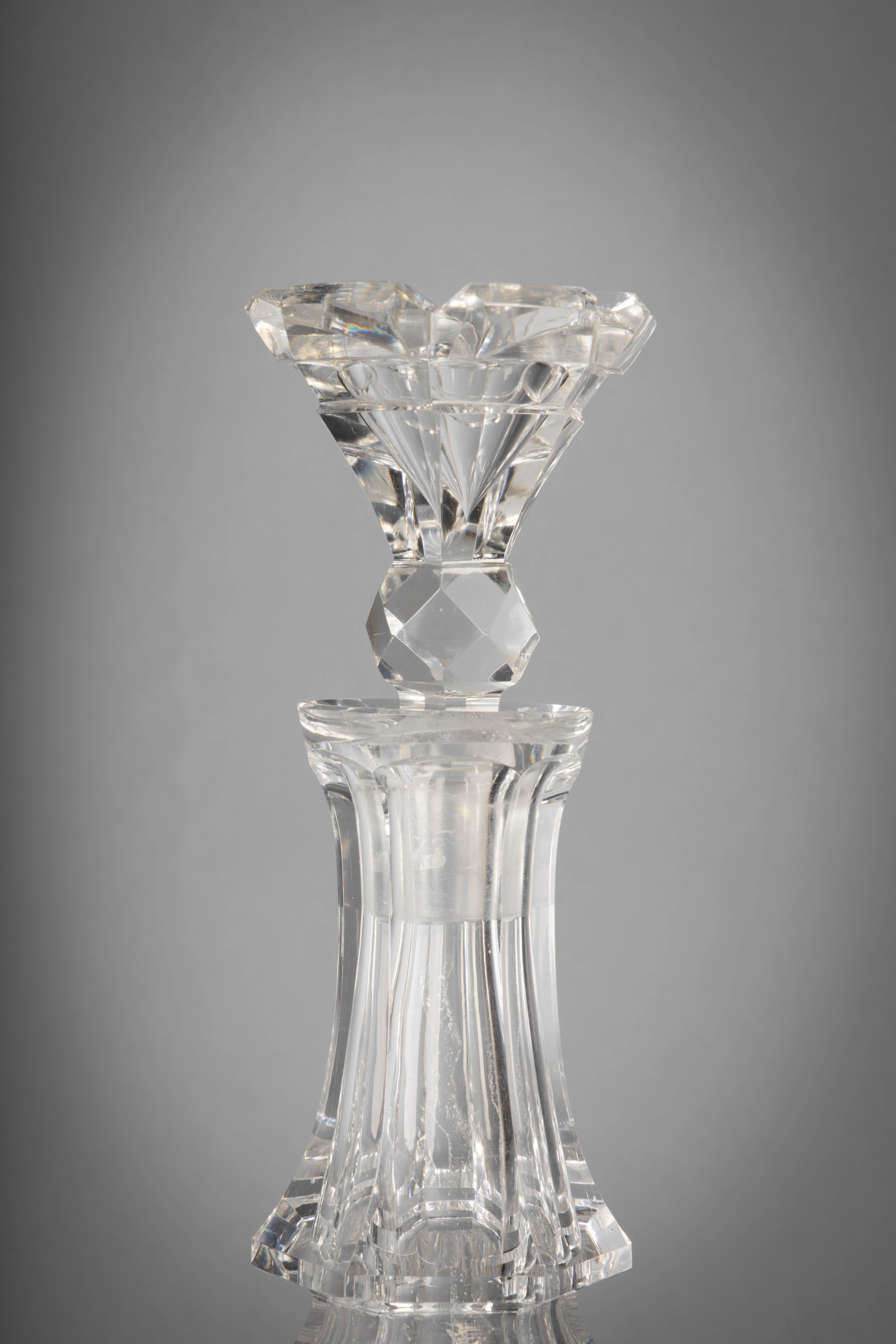 The stopper with a hexagonal faceted design with interior 