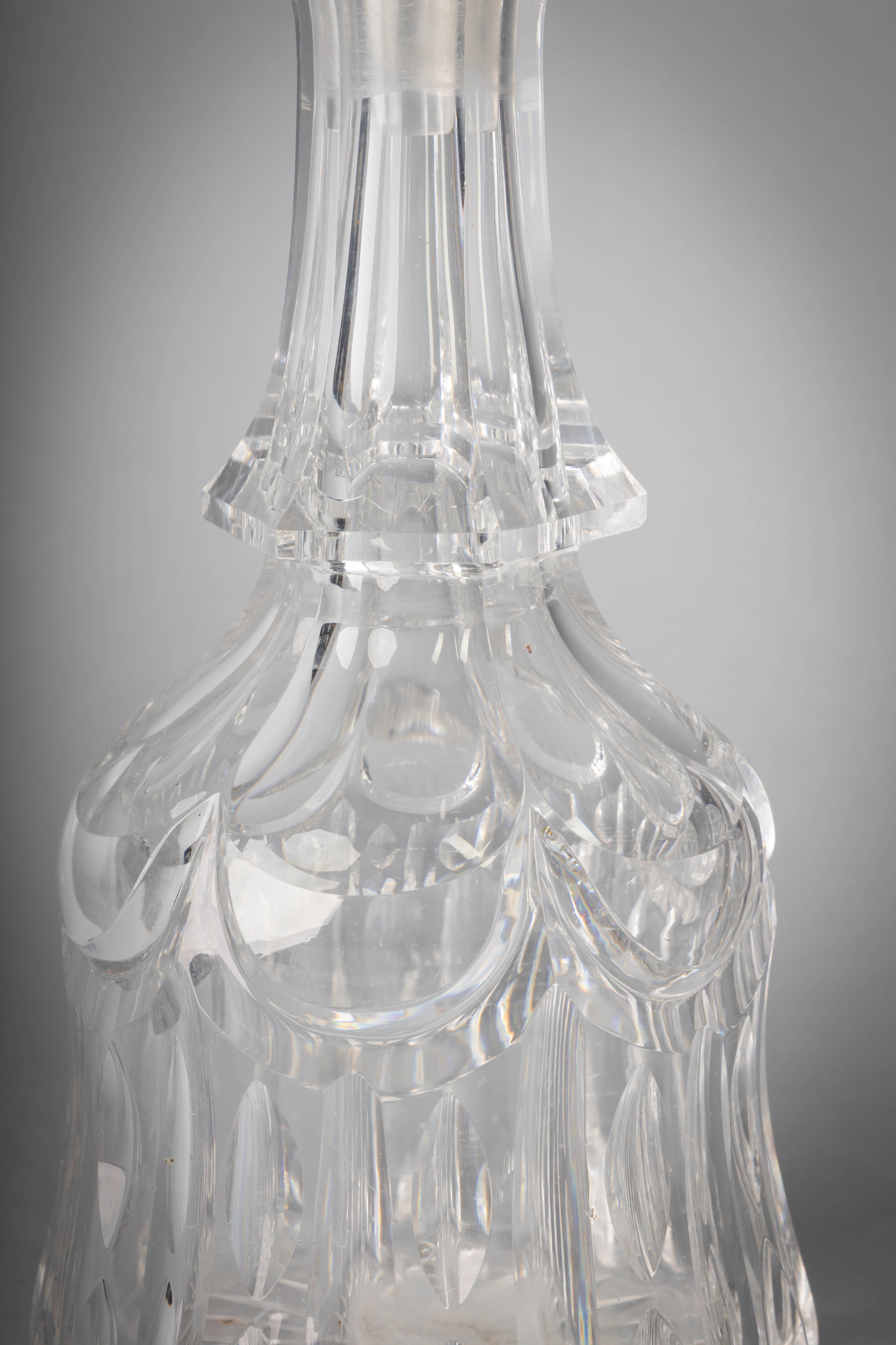 Anglais Paire de bouteilles anglaises en verre taillé et de bouchons:: vers 1880 en vente