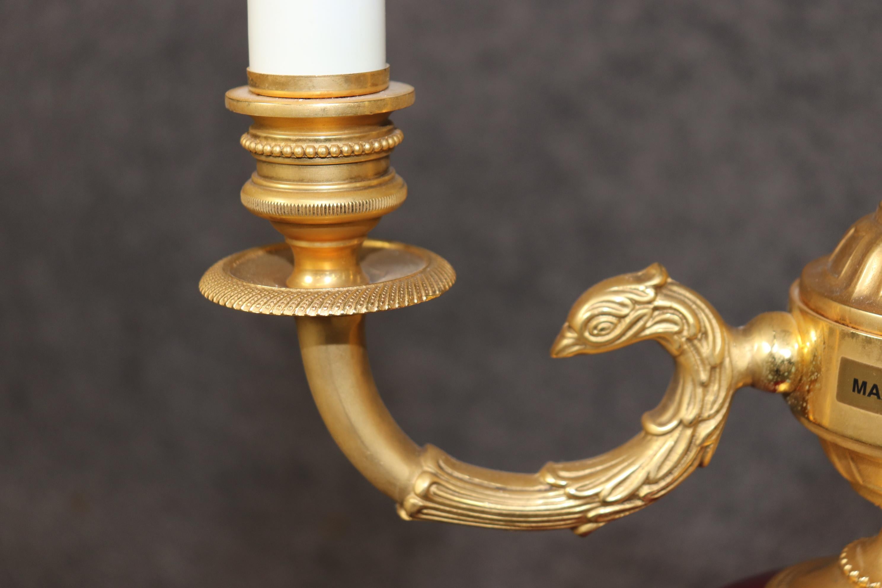 Coppia di fantastiche lampade da tavolo francesi Impero in bronzo dorato e porcellana Piedi di zampa in vendita 3