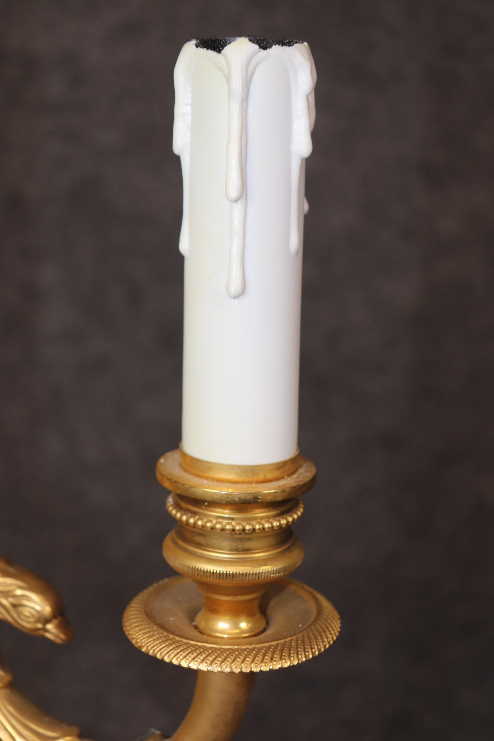 Coppia di fantastiche lampade da tavolo francesi Impero in bronzo dorato e porcellana Piedi di zampa in vendita 4