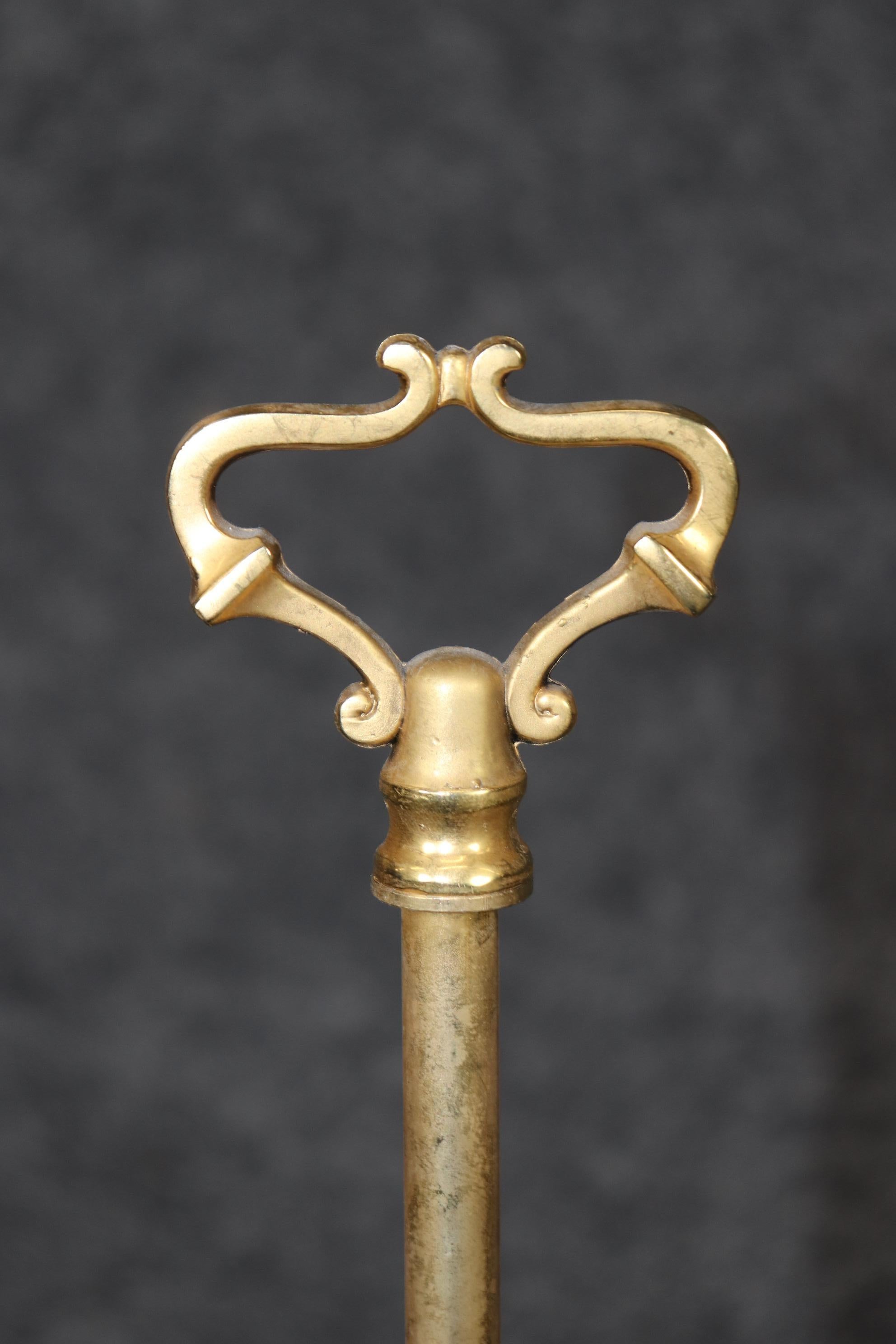 Coppia di fantastiche lampade da tavolo francesi Impero in bronzo dorato e porcellana Piedi di zampa in vendita 5
