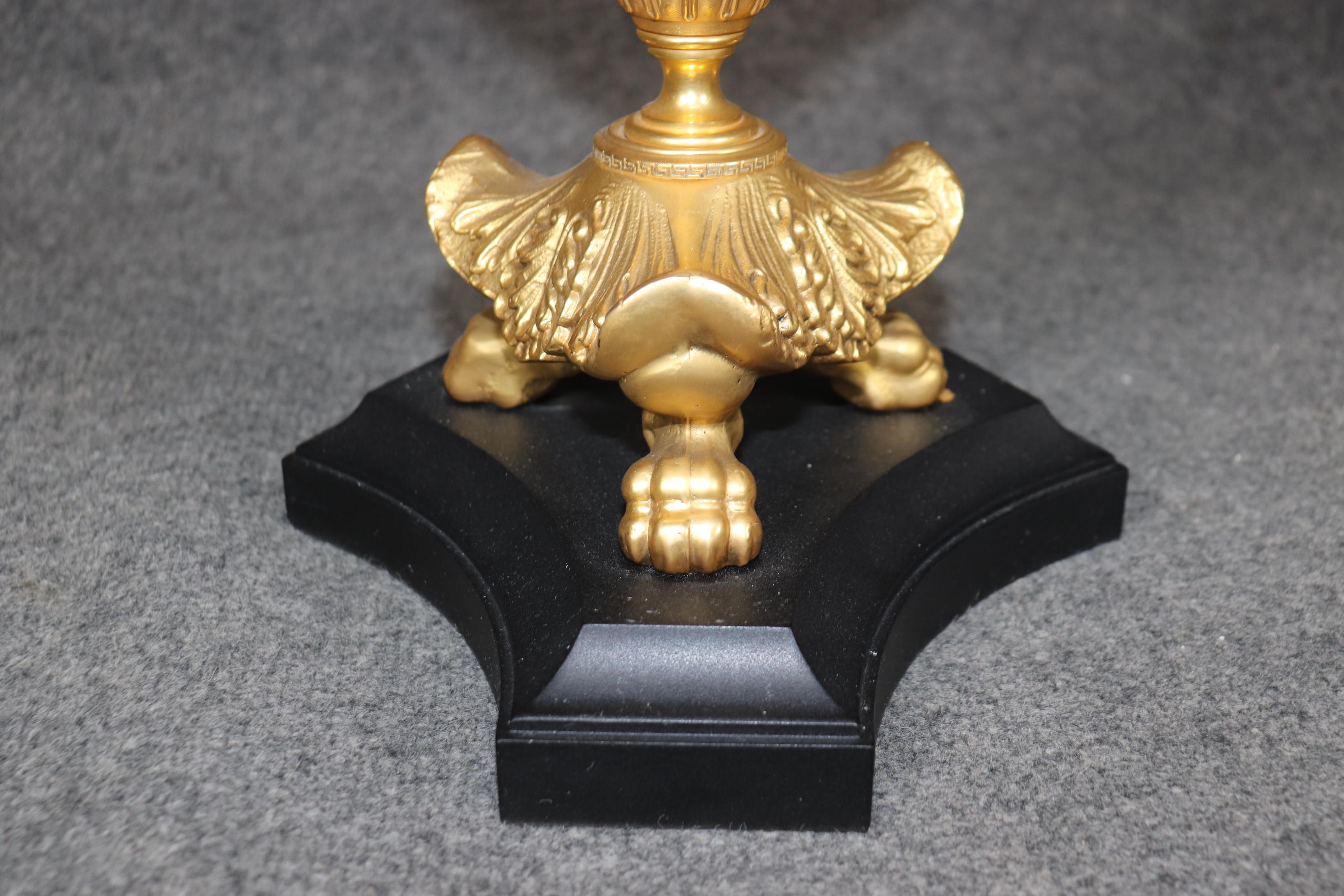 Neoimpero Coppia di fantastiche lampade da tavolo francesi Impero in bronzo dorato e porcellana Piedi di zampa in vendita