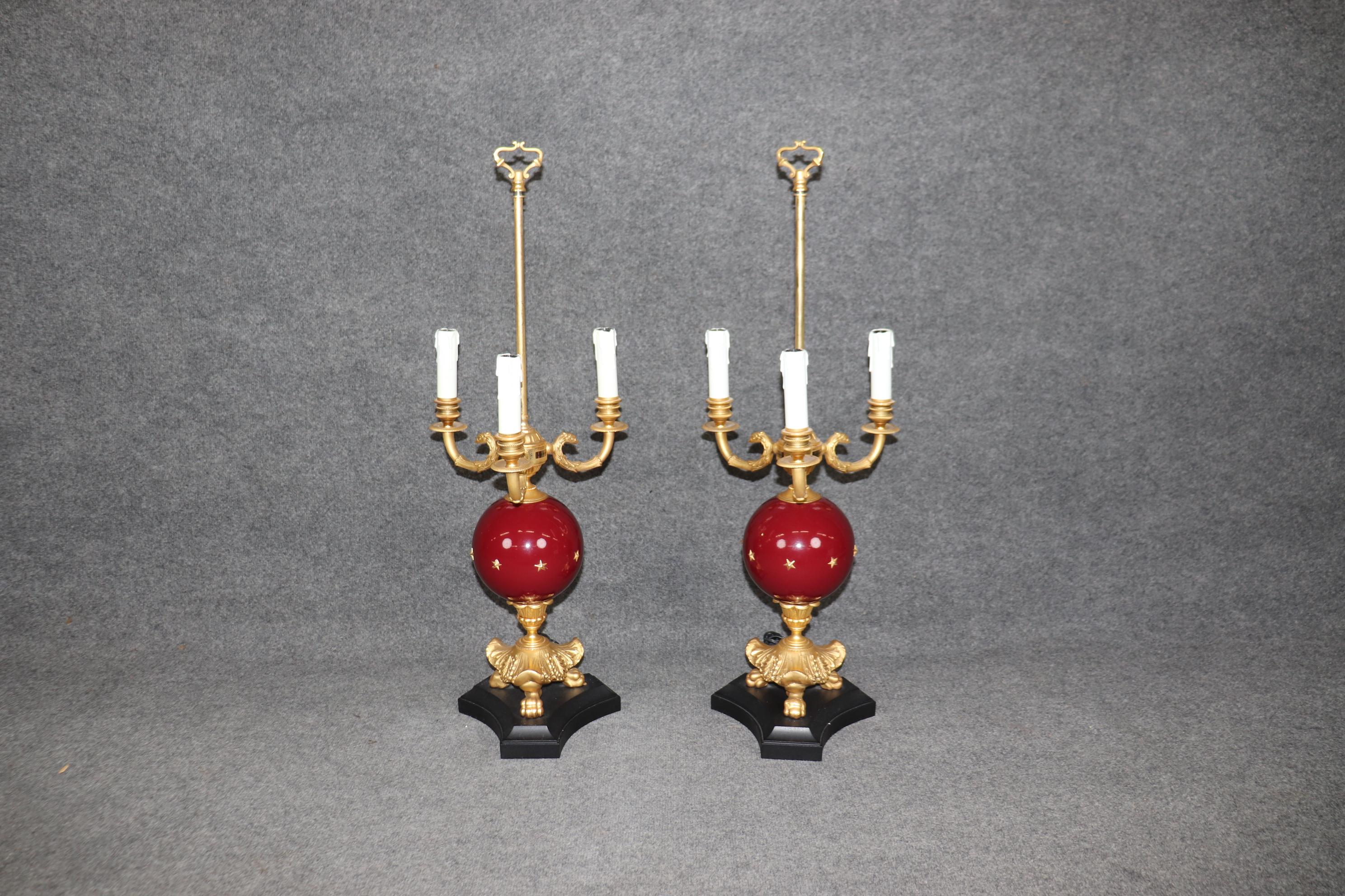 Francese Coppia di fantastiche lampade da tavolo francesi Impero in bronzo dorato e porcellana Piedi di zampa in vendita