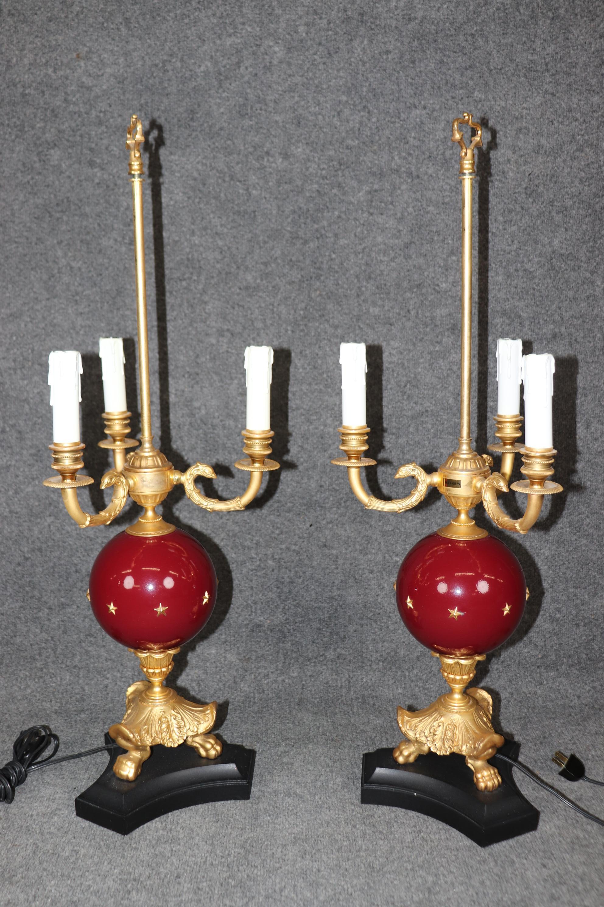 Coppia di fantastiche lampade da tavolo francesi Impero in bronzo dorato e porcellana Piedi di zampa In condizioni buone in vendita a Swedesboro, NJ