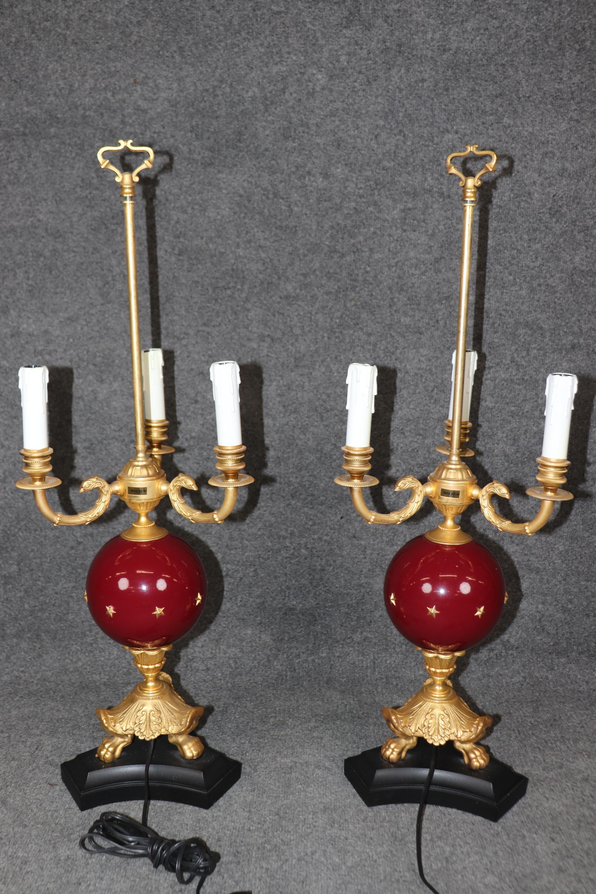 Fine XX secolo Coppia di fantastiche lampade da tavolo francesi Impero in bronzo dorato e porcellana Piedi di zampa in vendita