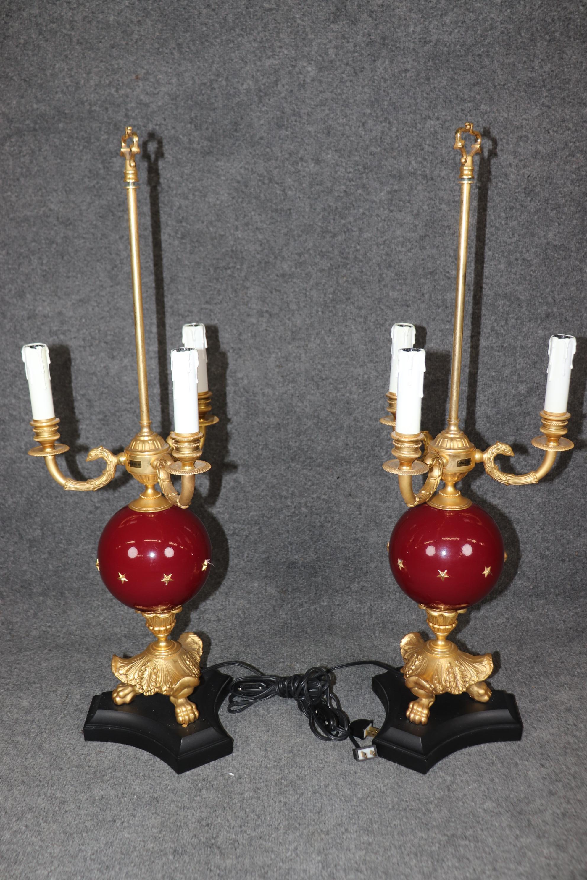 Bronzo Coppia di fantastiche lampade da tavolo francesi Impero in bronzo dorato e porcellana Piedi di zampa in vendita