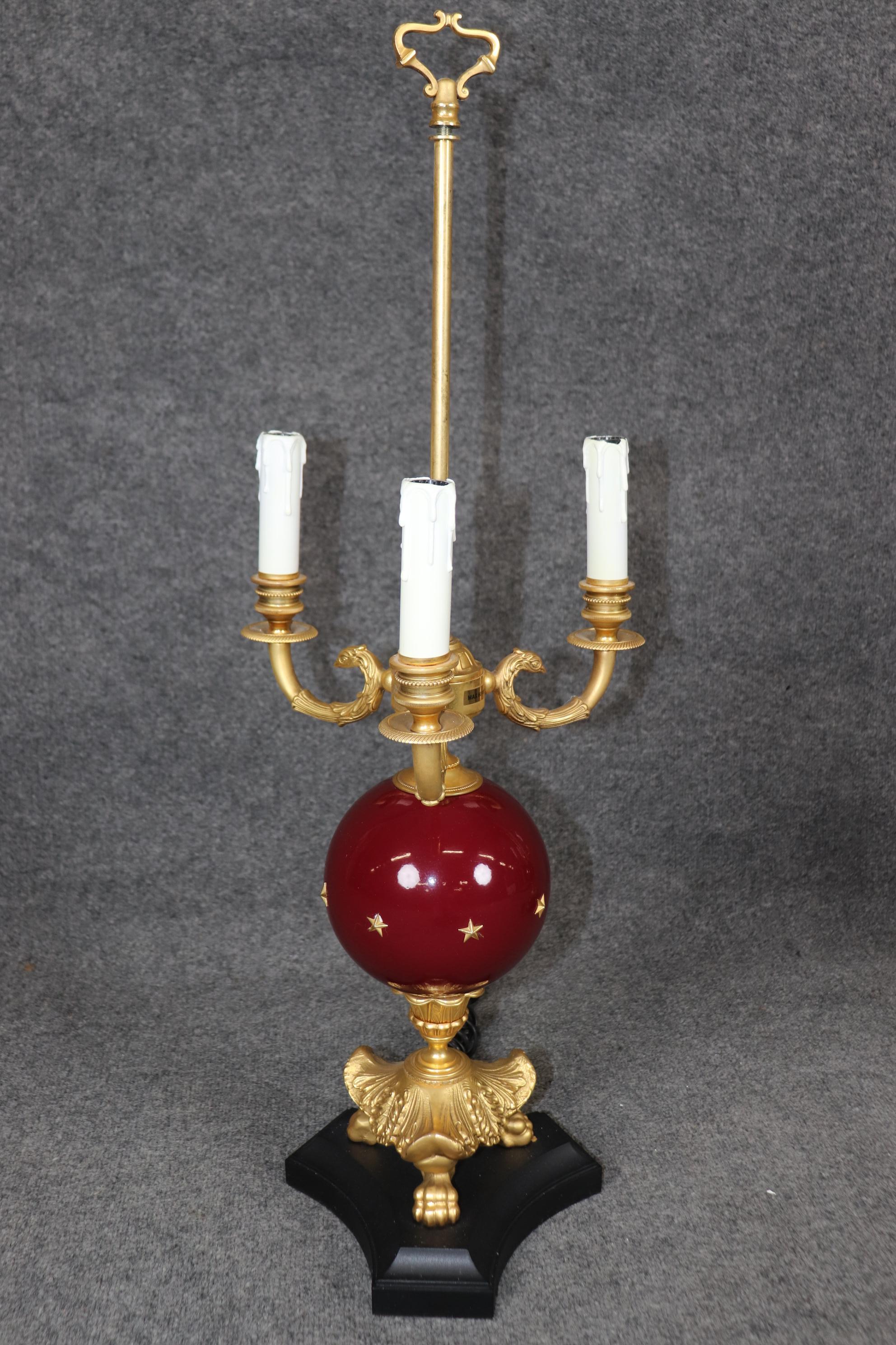 Coppia di fantastiche lampade da tavolo francesi Impero in bronzo dorato e porcellana Piedi di zampa in vendita 1